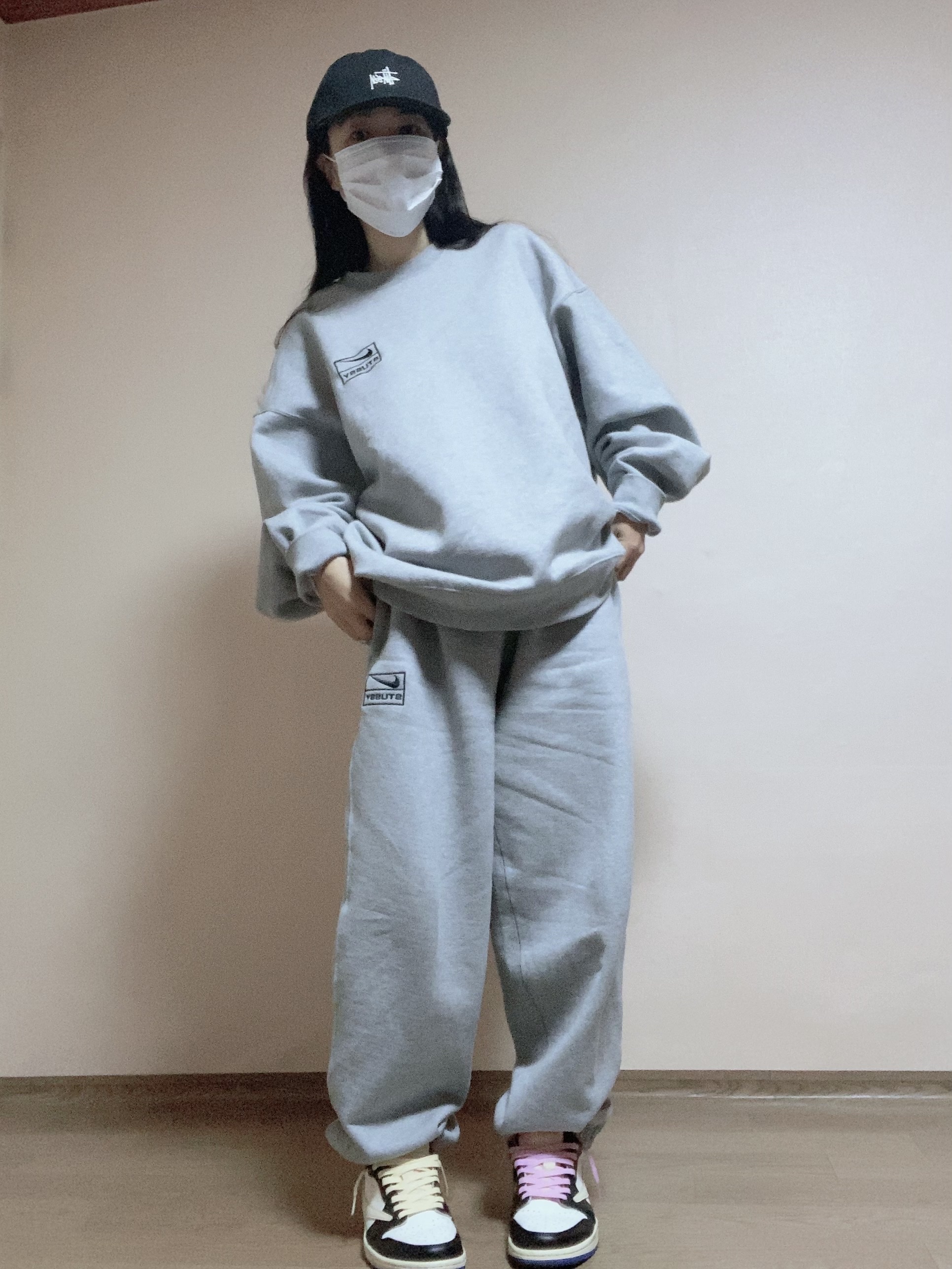 Nike x Stussy NRG Fleece Crewneck Dark Grey Heather (DO9337-063), Nike x Stussy NRG Fleece Pants Dark Grey Heather (DO9340-063) 착용 스타일 - 1