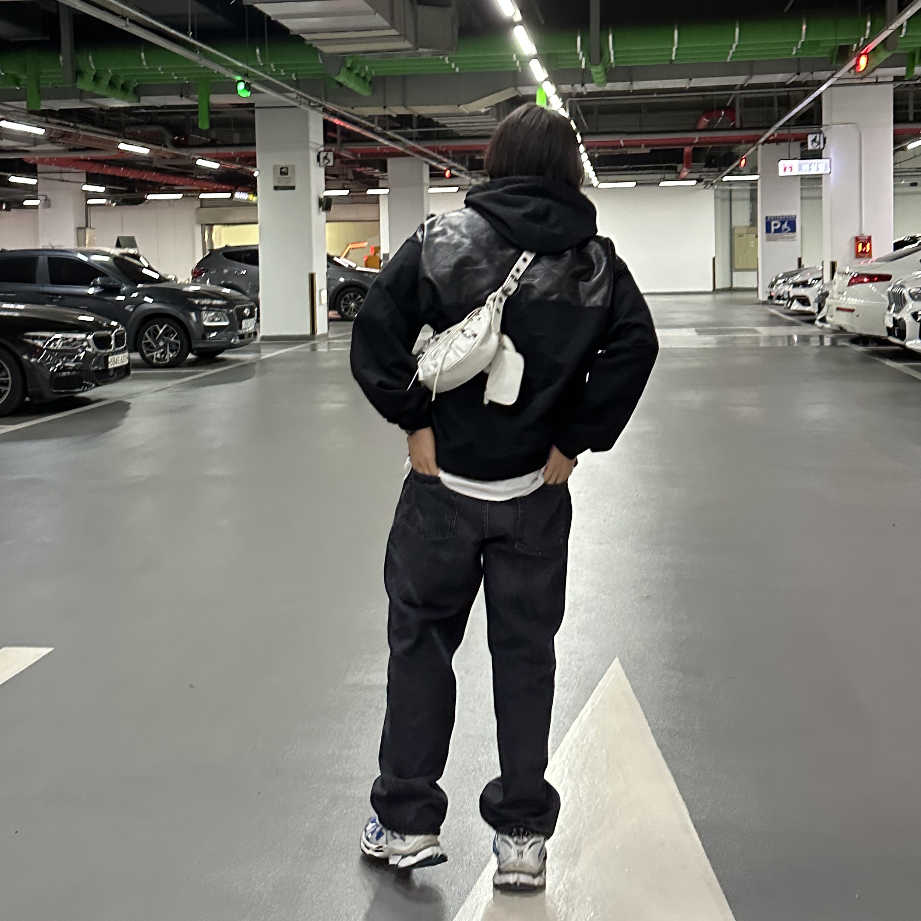 Balenciaga Arena Lambskin Le Cagole XS Shoulder Bag White 착용 스타일