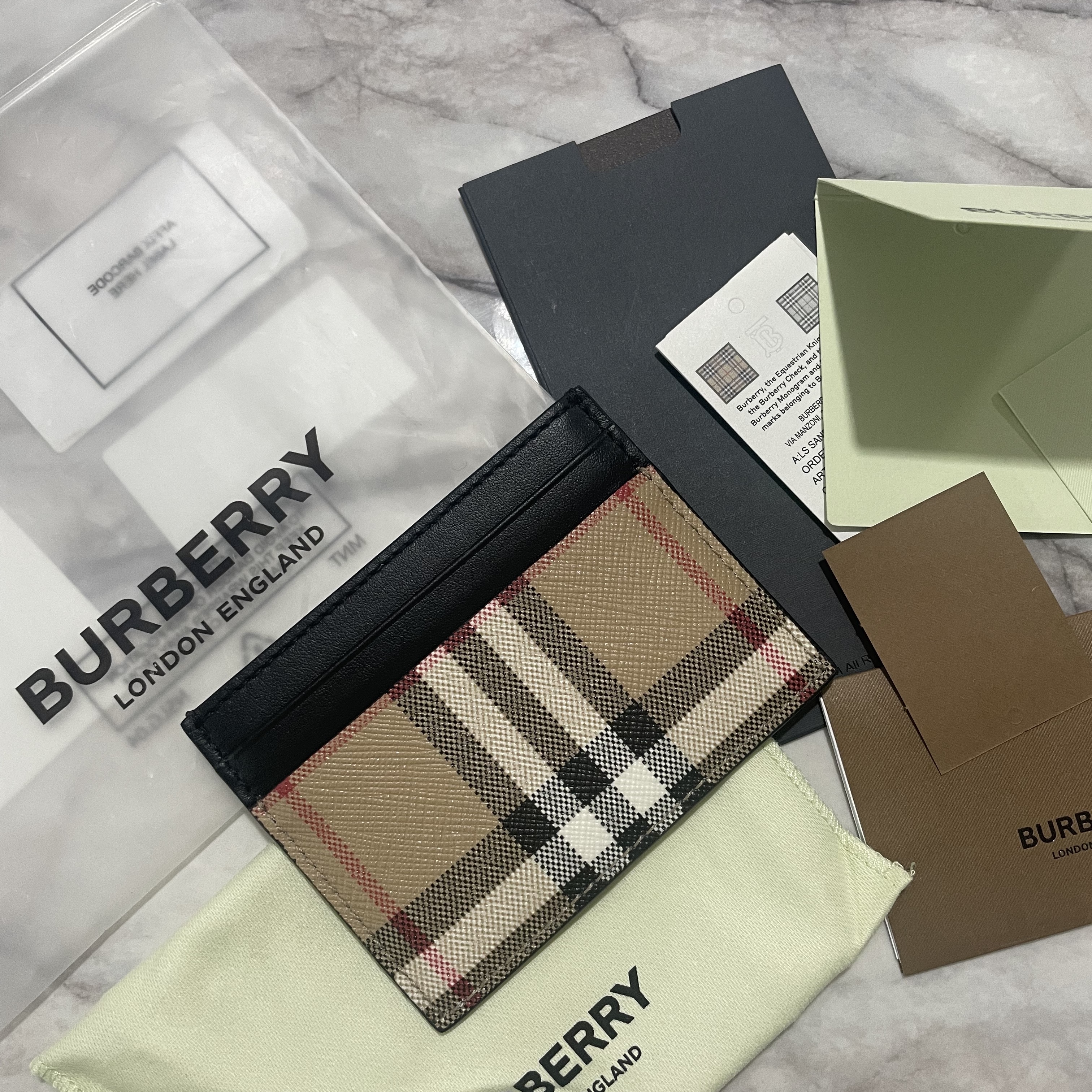 Burberry Vintage Check Leather Card Case Archive Beige Black 착용 스타일