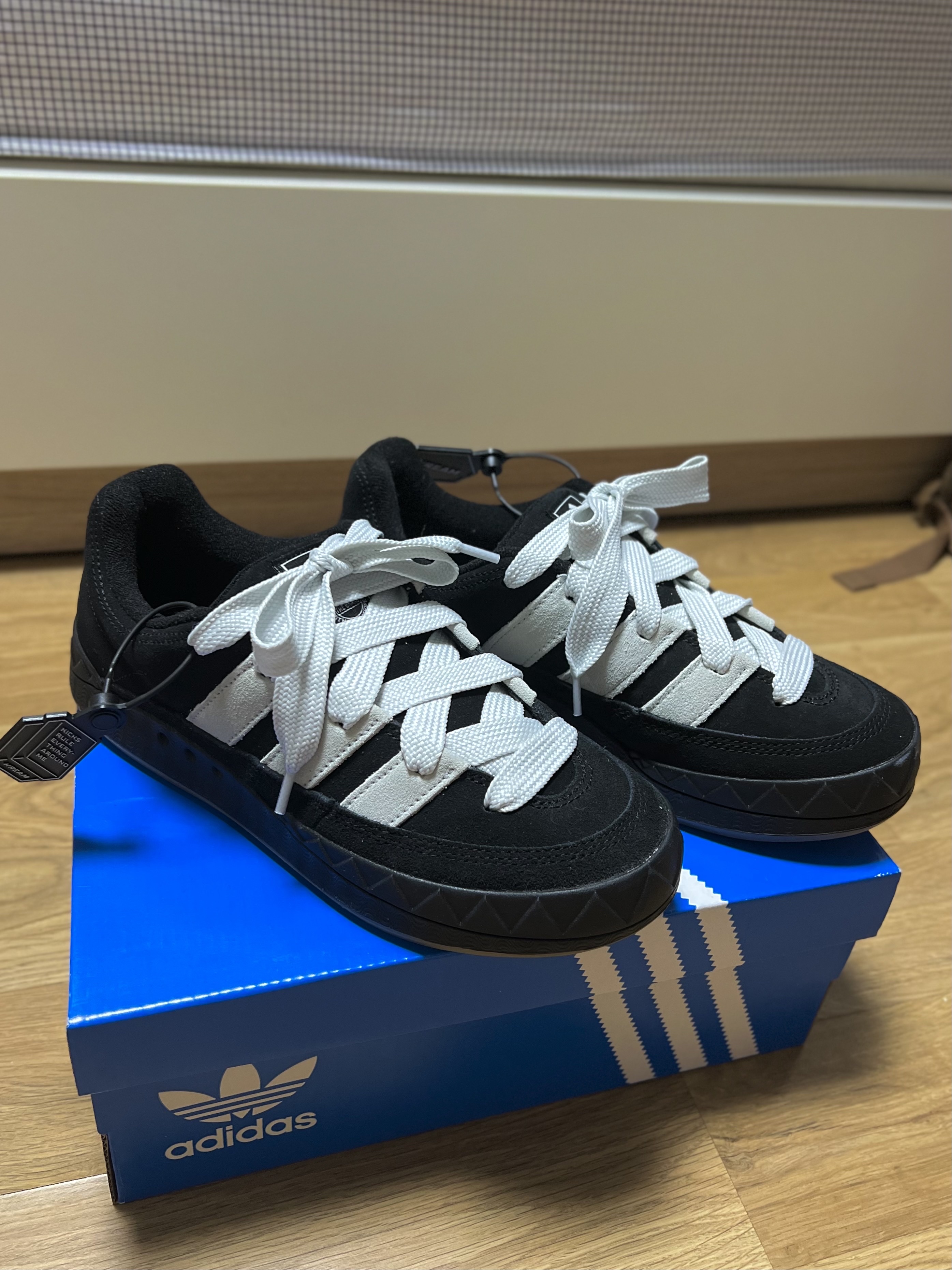 Adidas Adimatic Core Black Crystal White 착용 스타일 - 1