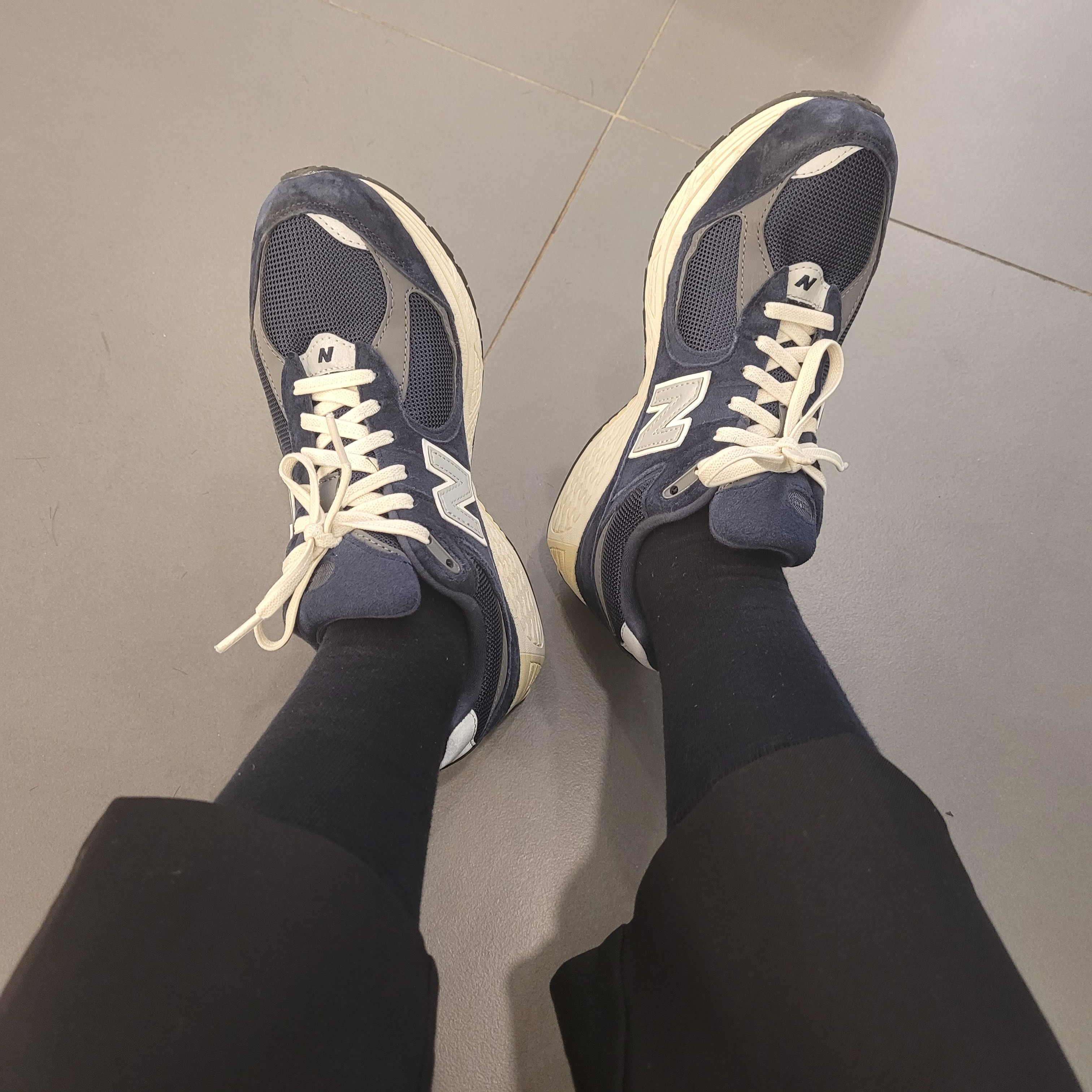 New Balance 2002R Eclipse Castlerock 착용 스타일