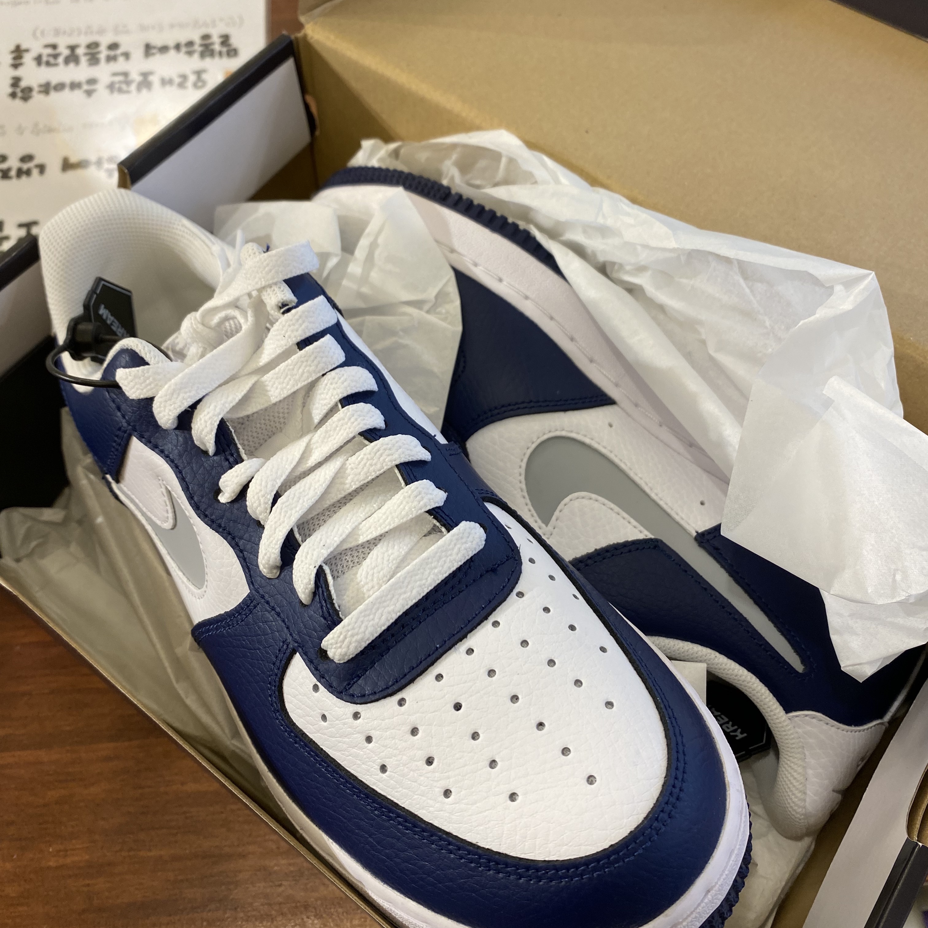 Nike Air Force 1 '07 Cut Out Swoosh Midnight Navy 착용 스타일 - 3