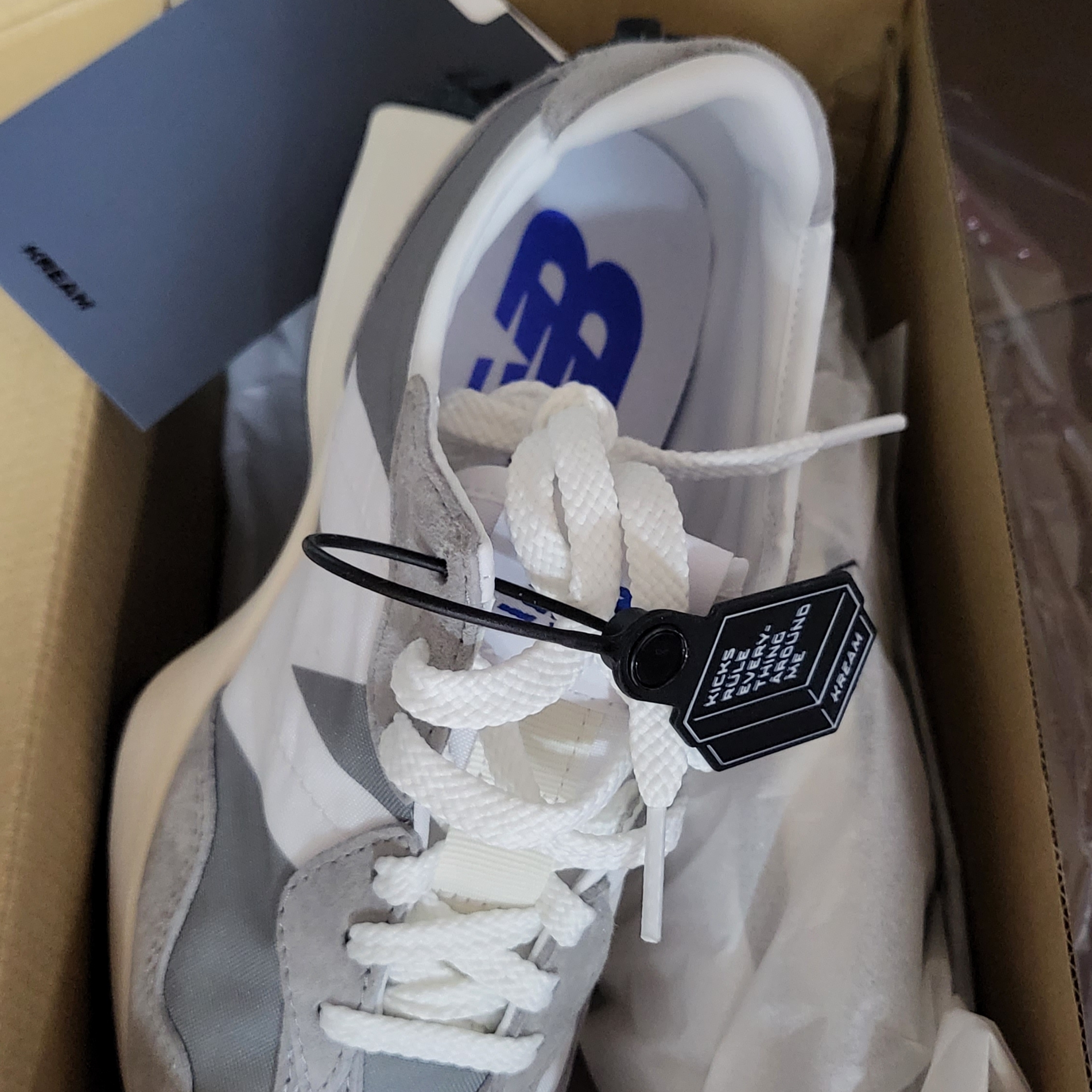 New Balance 327 Grey 착용 스타일