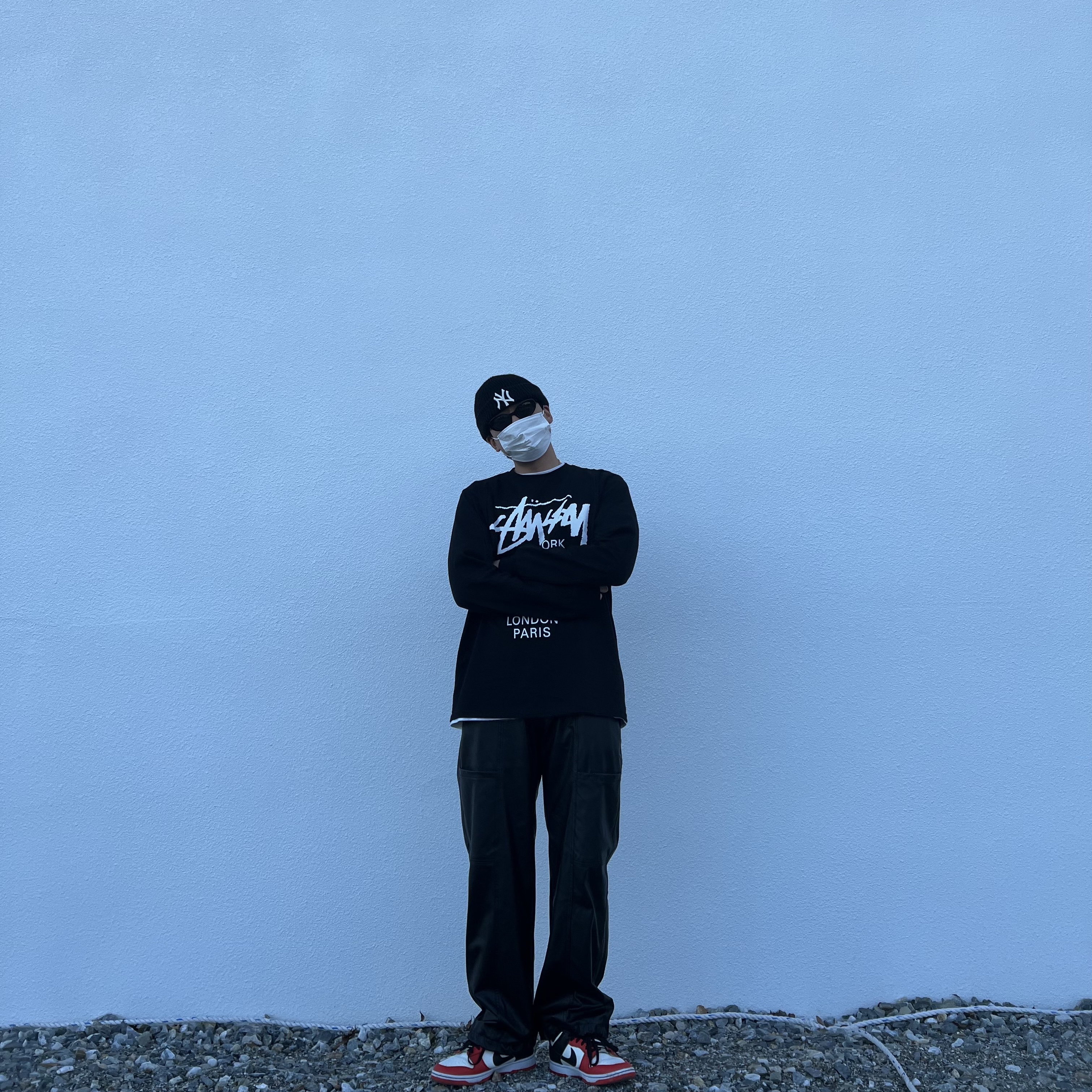 Stussy World Tour LS T-Shirt Black, Nike x NBA Dunk Low Retro EMB Black and Chile Red 착용 스타일 - 1
