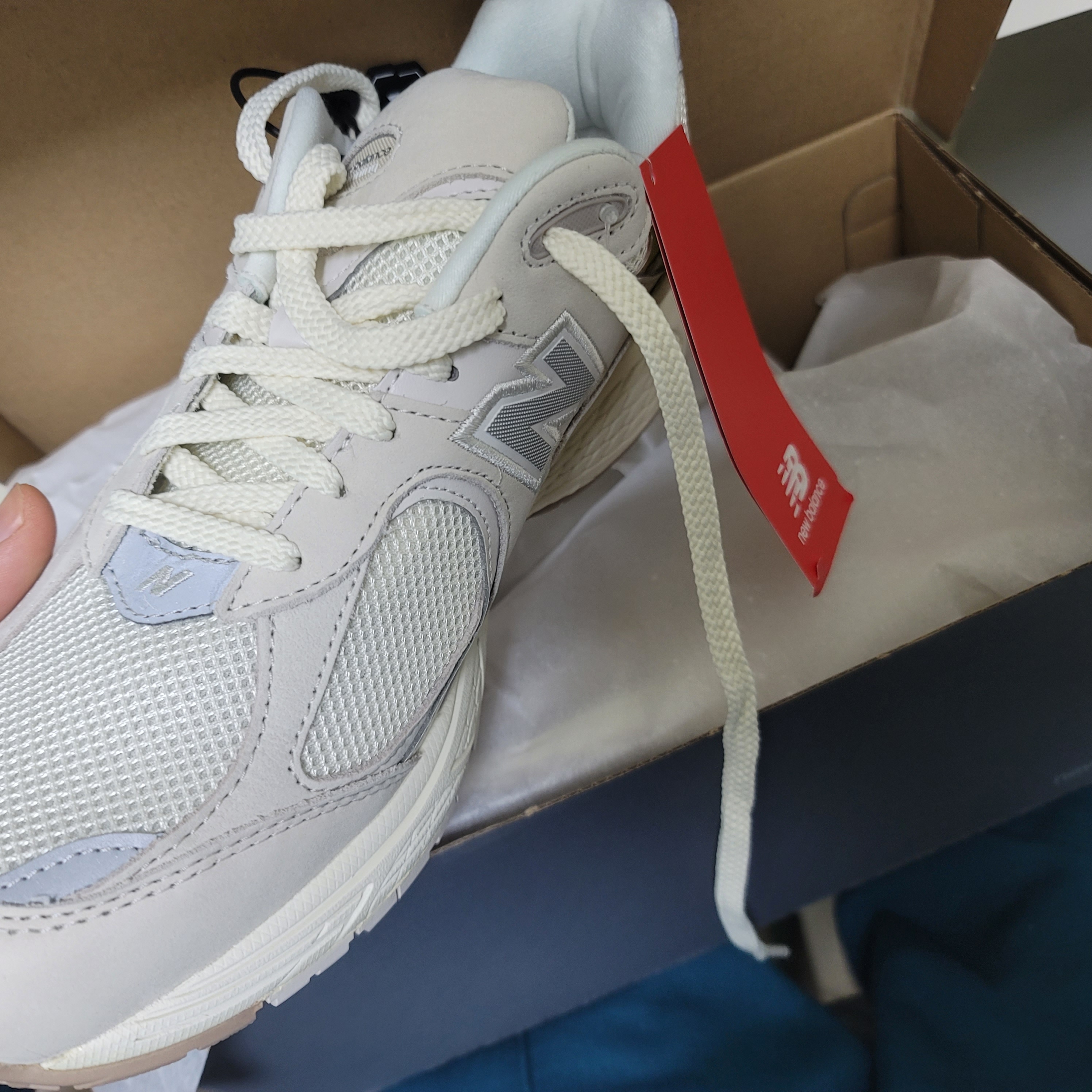 New Balance 2002R White Ivory 착용 스타일