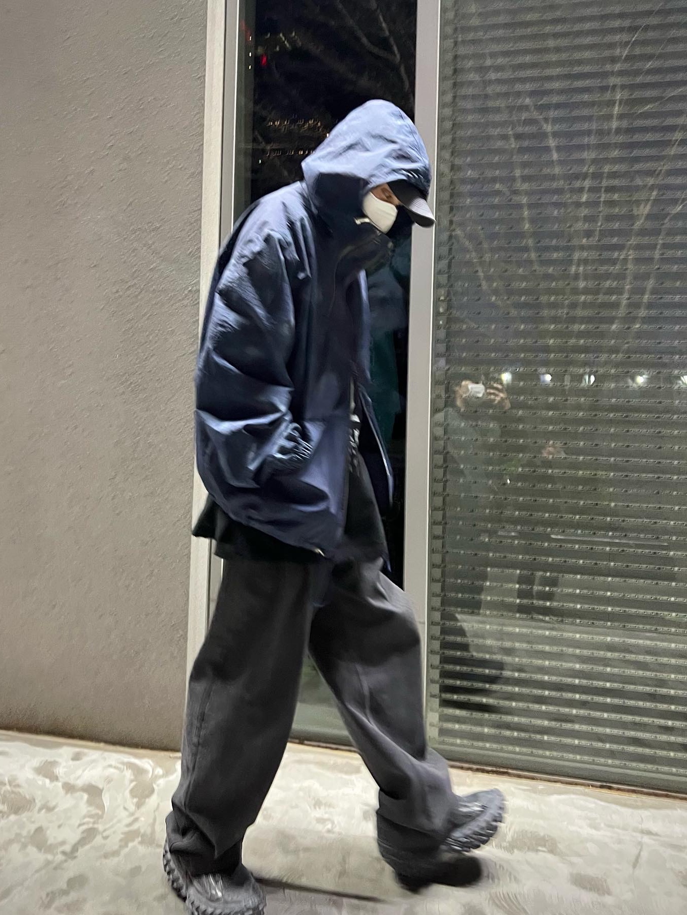 Balenciaga Defender Sneakers Black 착용 스타일 - 1