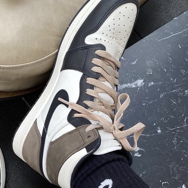 (GS) Jordan 1 Retro High OG Black Mocha 착용 스타일