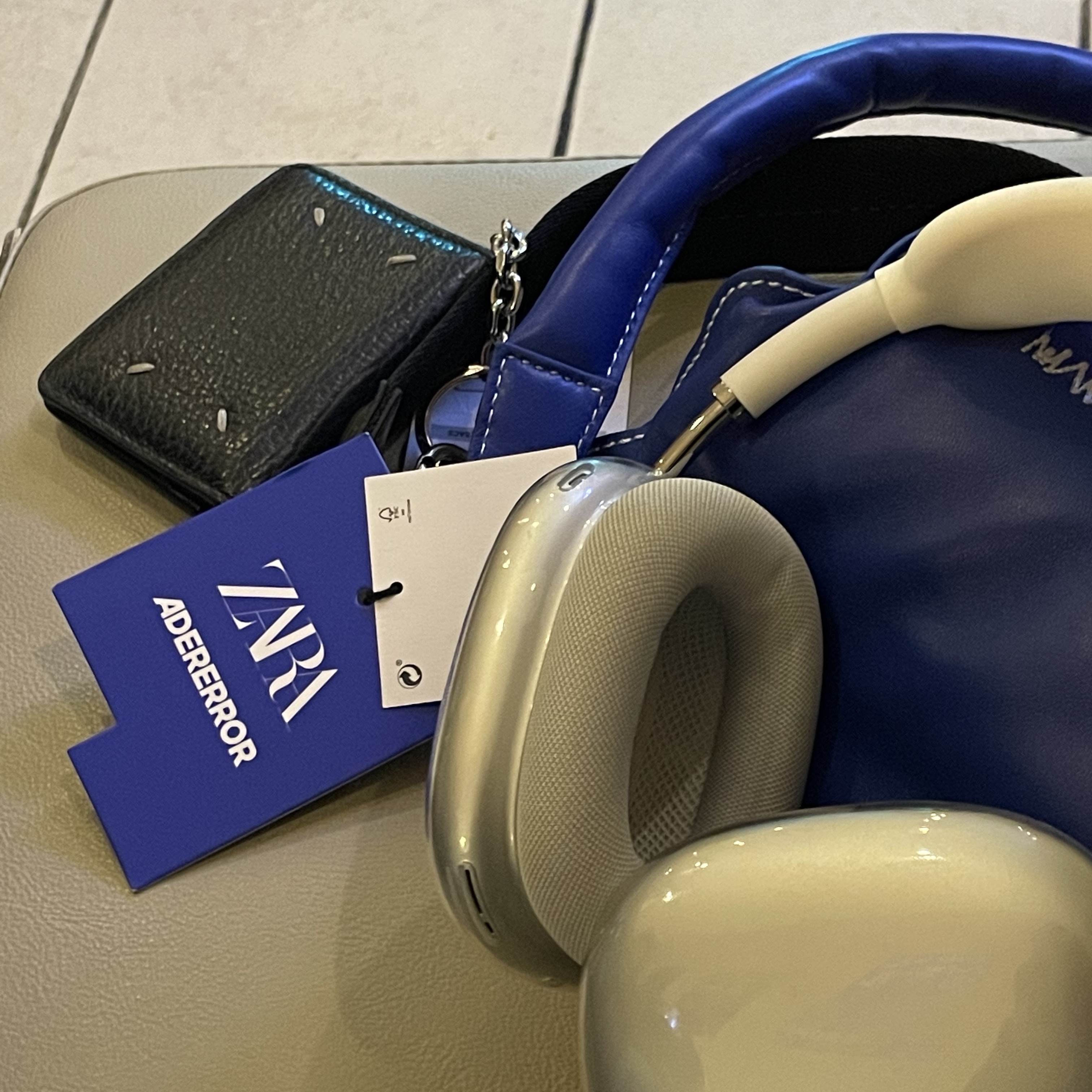 Ader Error x Zara Leather Shoulder Bag Blue, Maison Margiela Keyring Wallet Black 착용 스타일
