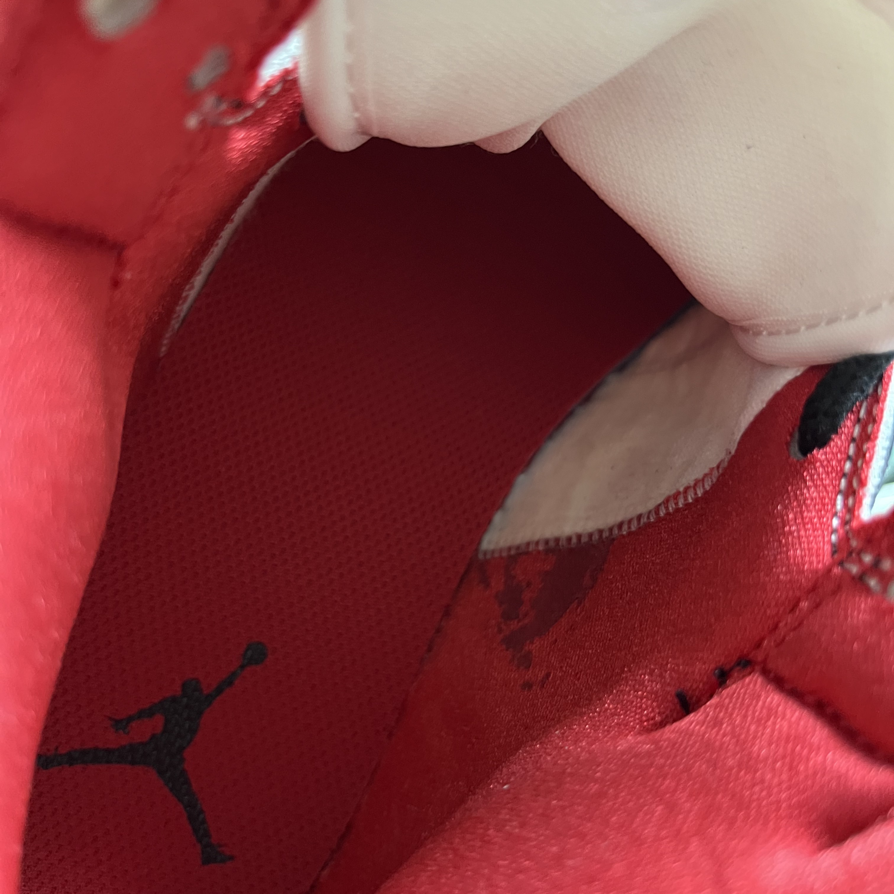 (W) Jordan 1 Mid Black Gym Red 착용 스타일