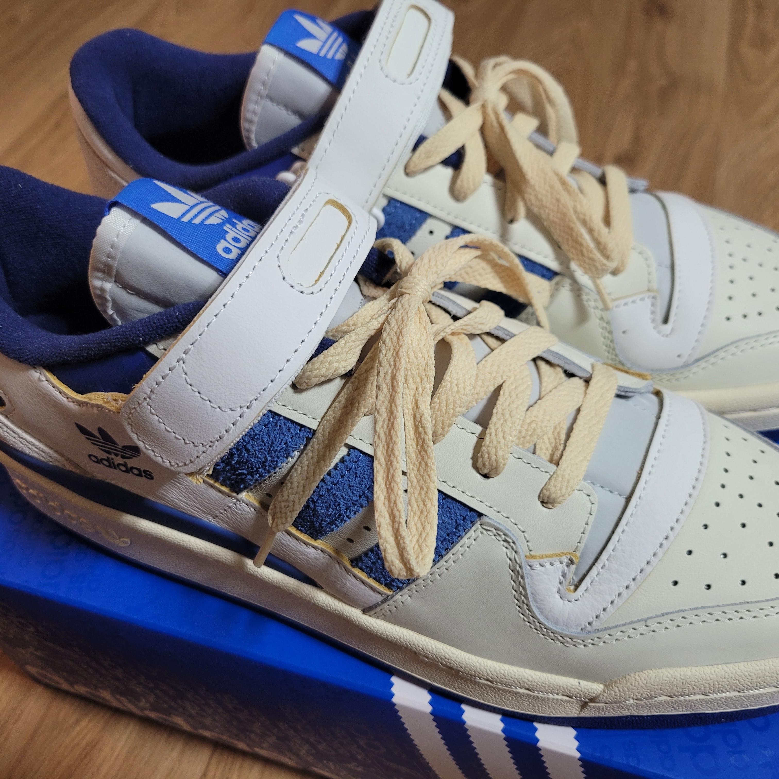 Adidas OG Forum 84 Low Blue Thread 착용 스타일 - 3