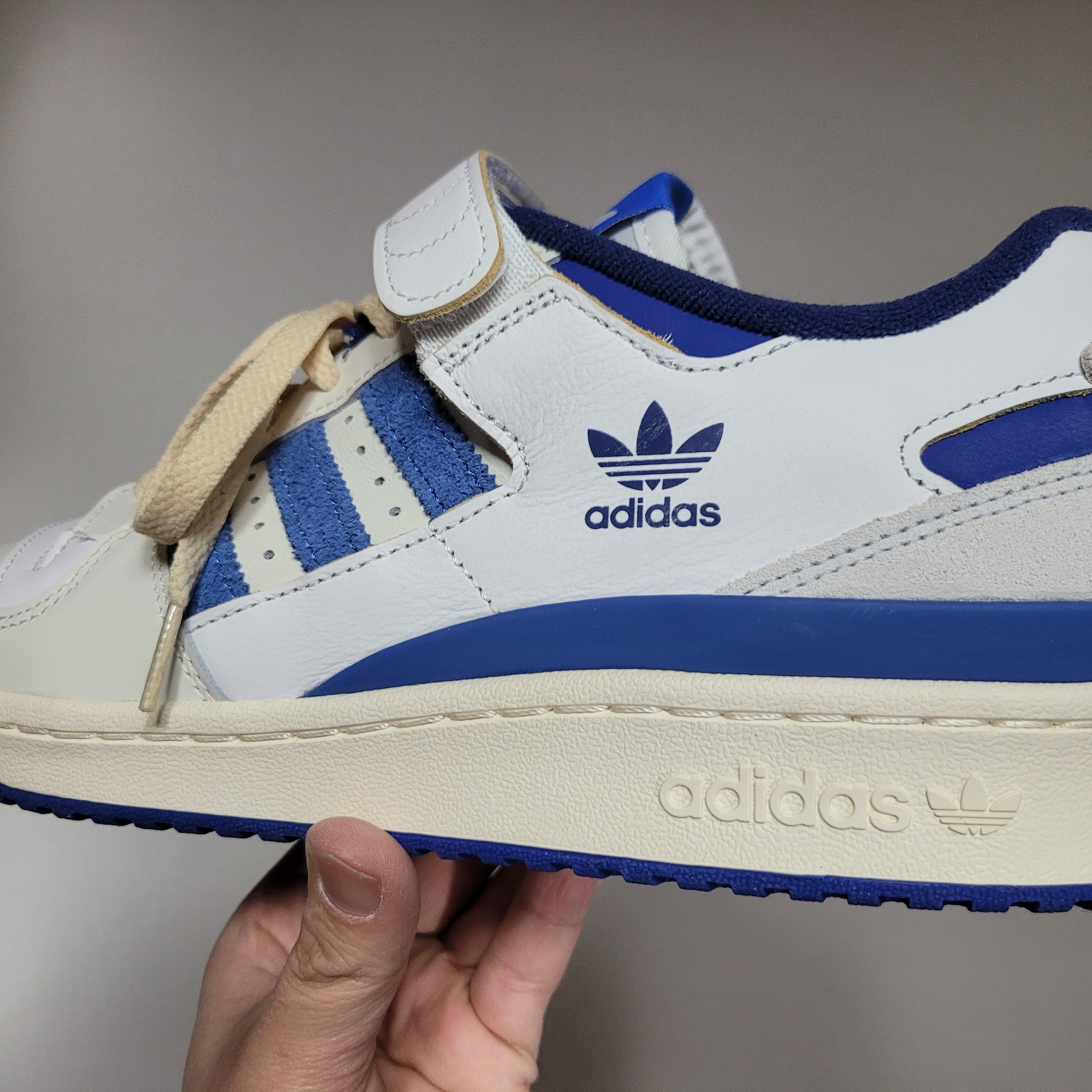 Adidas OG Forum 84 Low Blue Thread 착용 스타일 - 1