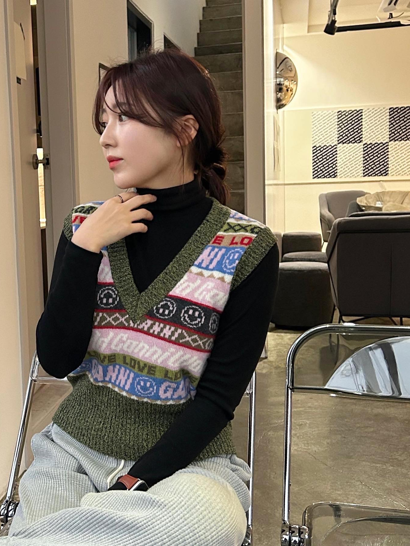 (W) Ganni Graphic V-Neck Vest Multicolour, (W) Ganni Graphic V-Neck Vest Multicolour Pink 착용 스타일