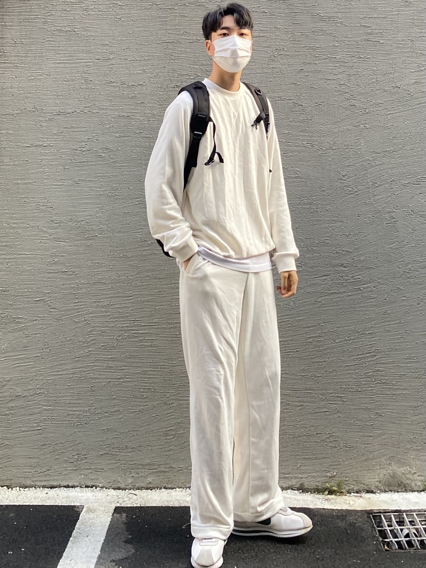 Nike x Stranger Things Classic Cortez Hawkins High School 착용 스타일