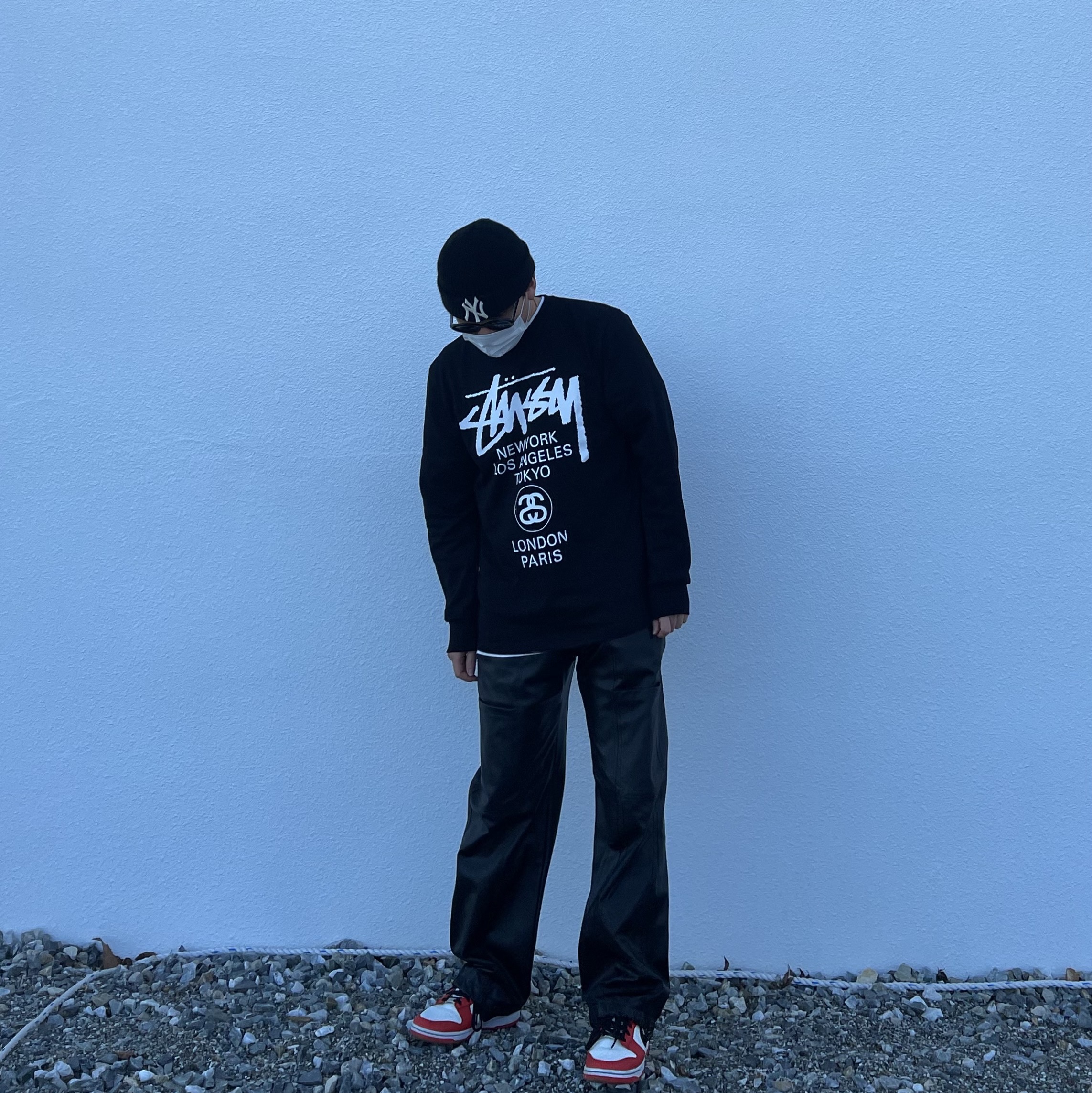 Stussy World Tour LS T-Shirt Black, Nike x NBA Dunk Low Retro EMB Black and Chile Red 착용 스타일 - 2