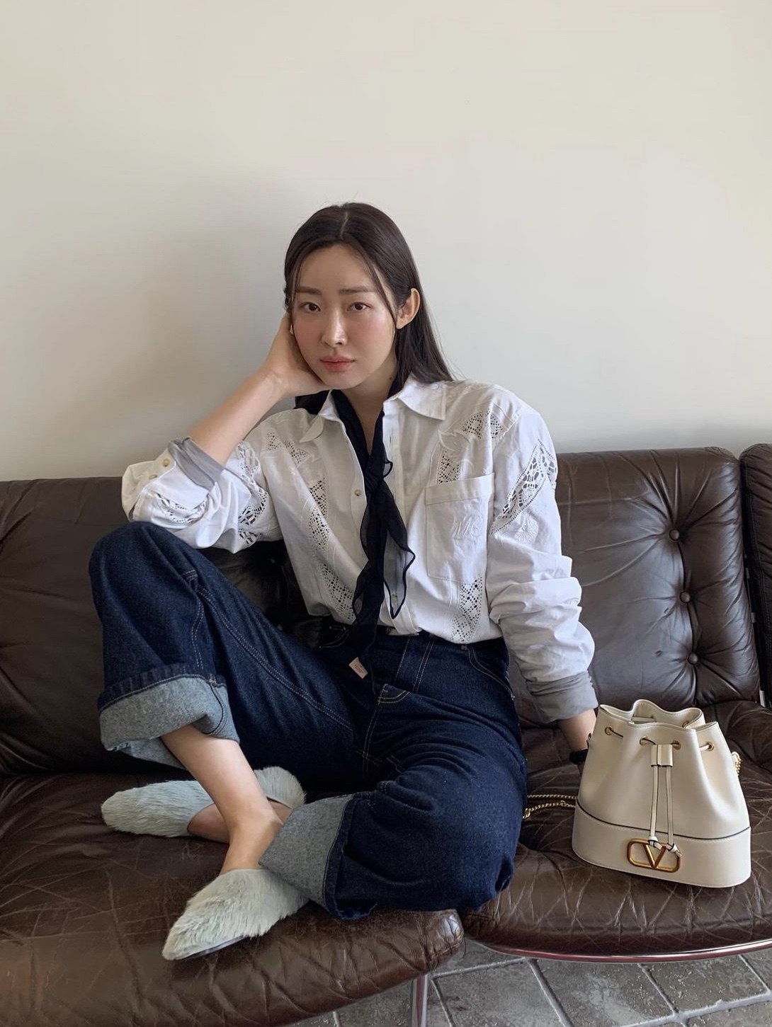 Valentino Vlogo Signature Nappa Mini Bucket Bag with Chain Light Ivory 착용 스타일 - 1