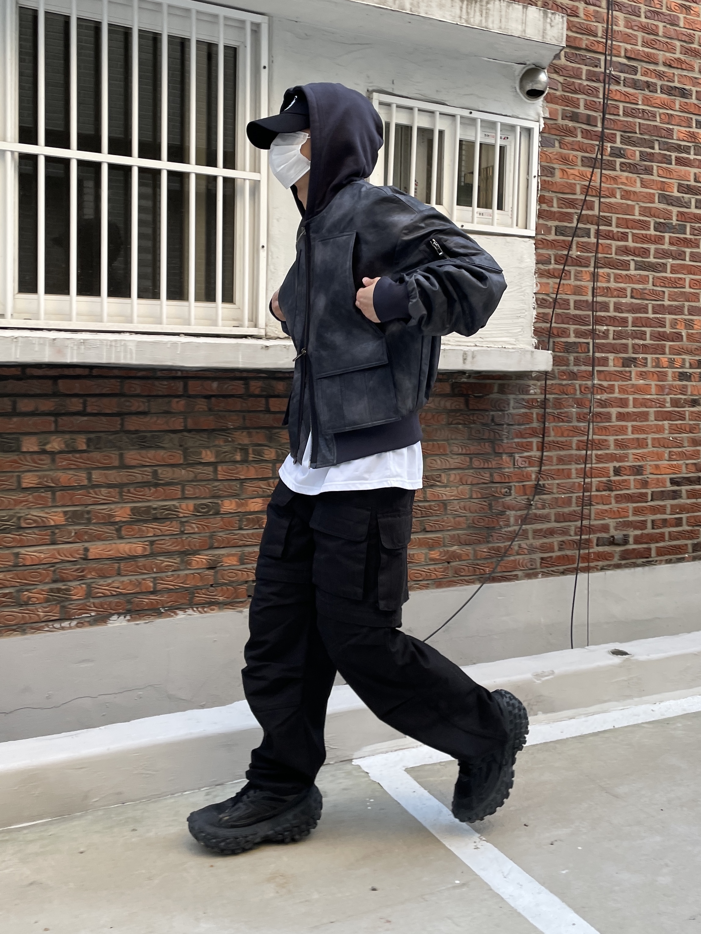 Balenciaga Defender Sneakers Black 착용 스타일 - 1