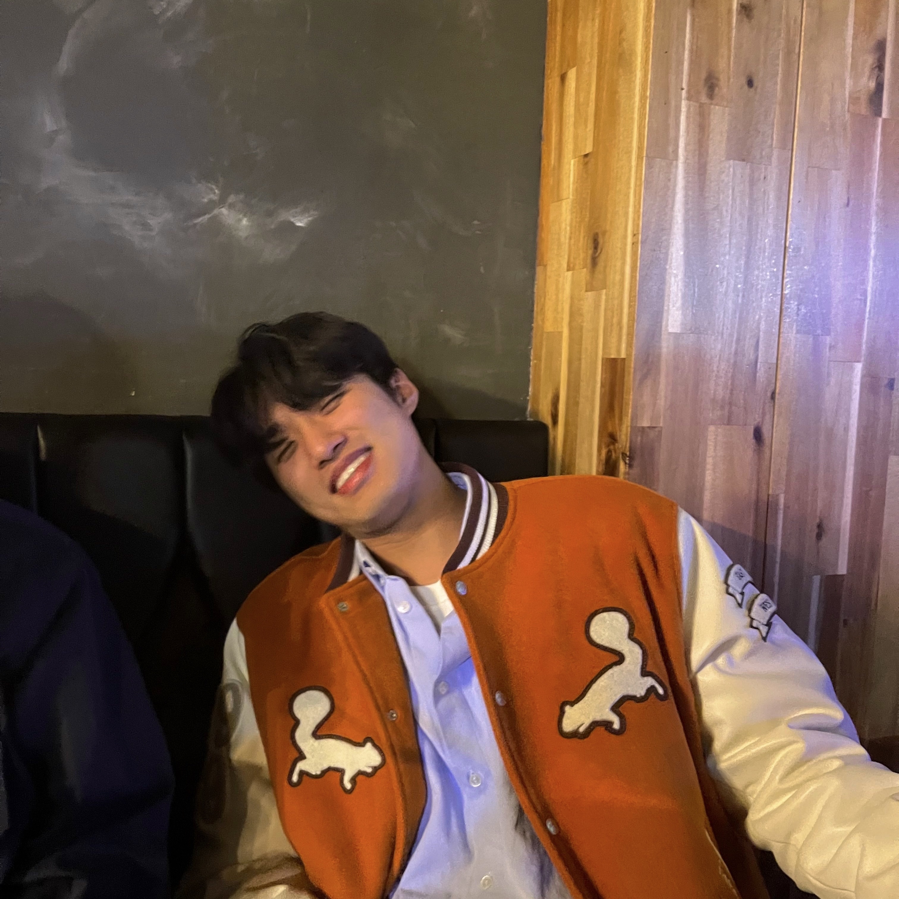 Vandy The Pink Bonsai Varsity Jacket 착용 스타일 - 2