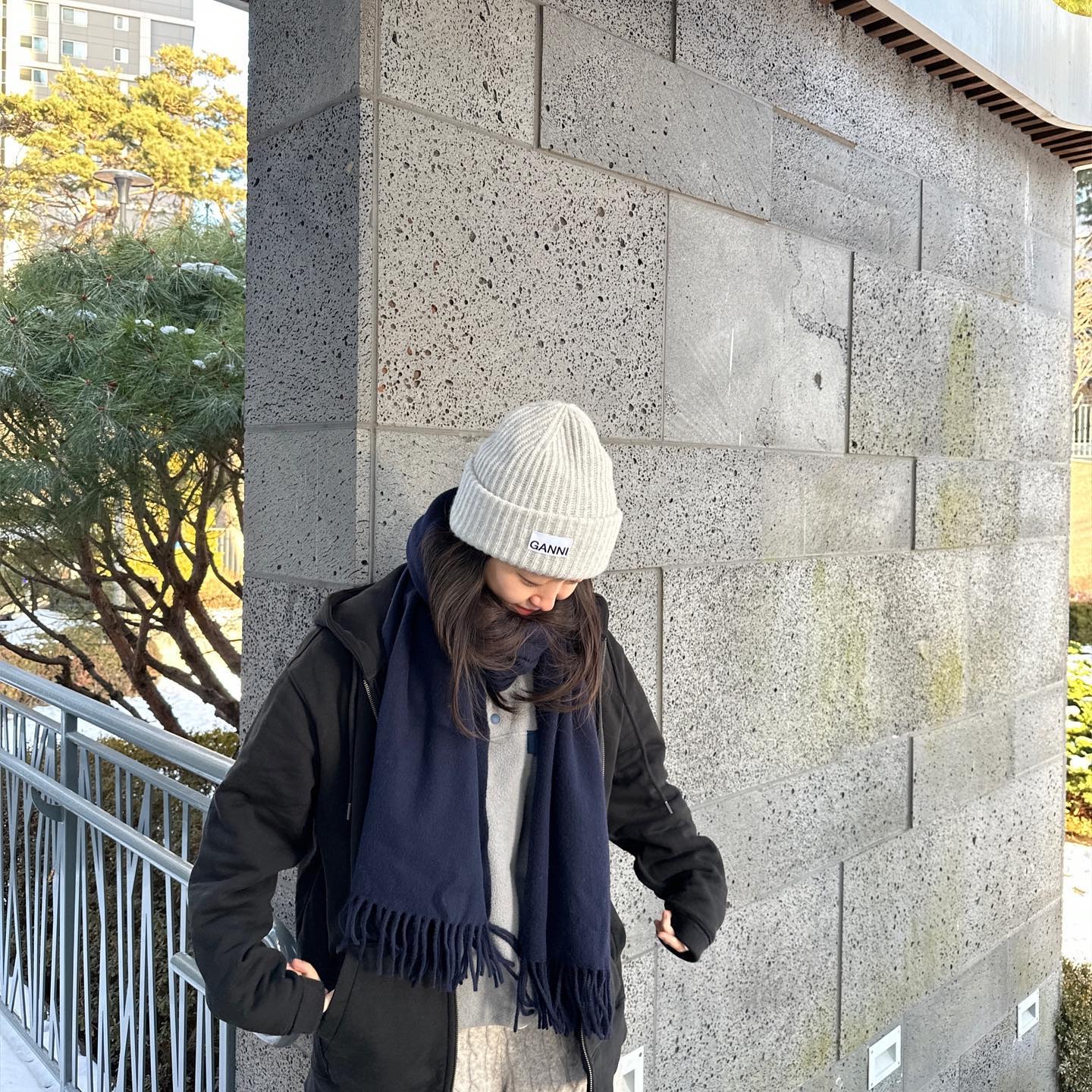 Ganni Wool Beanie Brazilian Sand, Ganni Wool Beanie Black Melange 착용 스타일