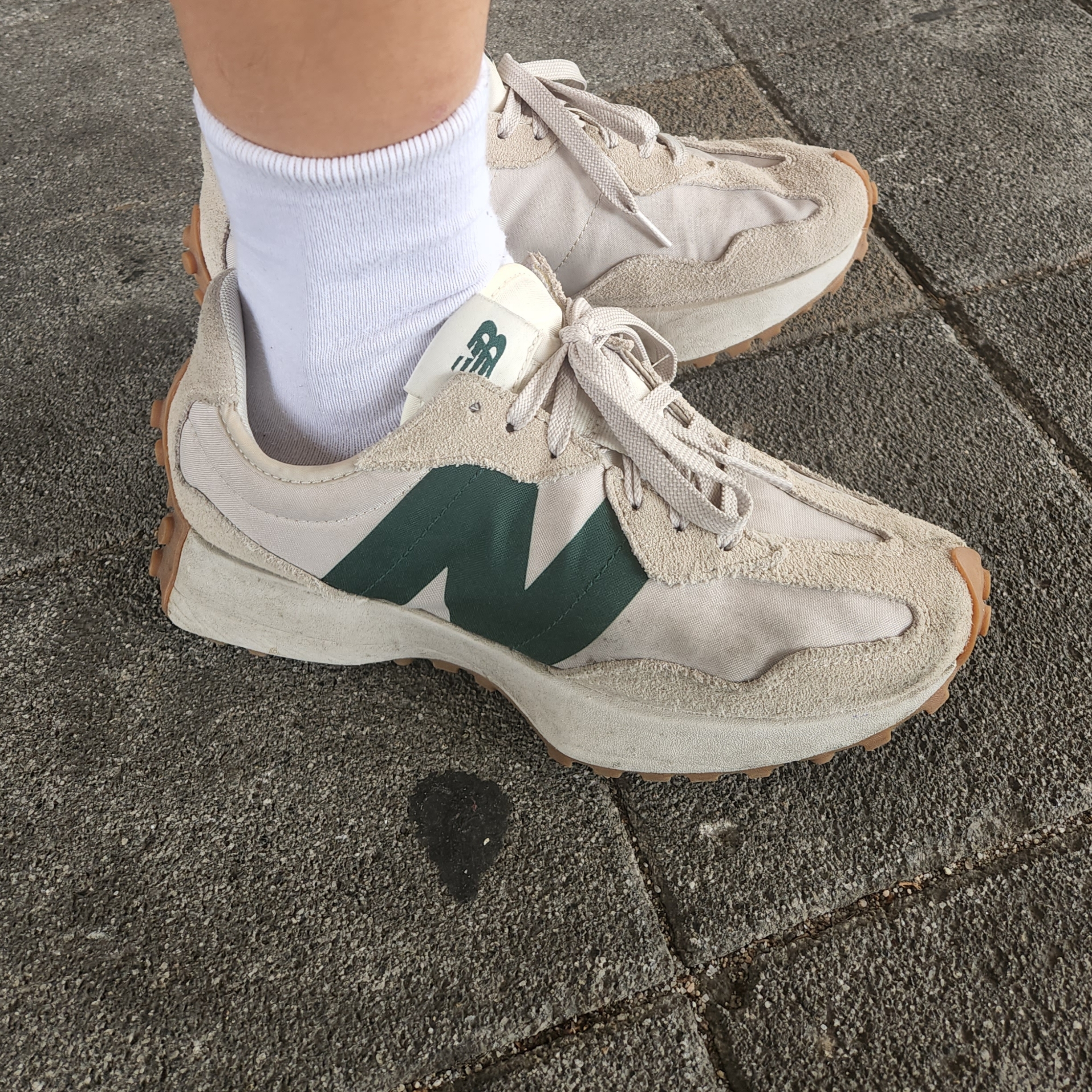 New Balance 327 Timberwolf 착용 스타일