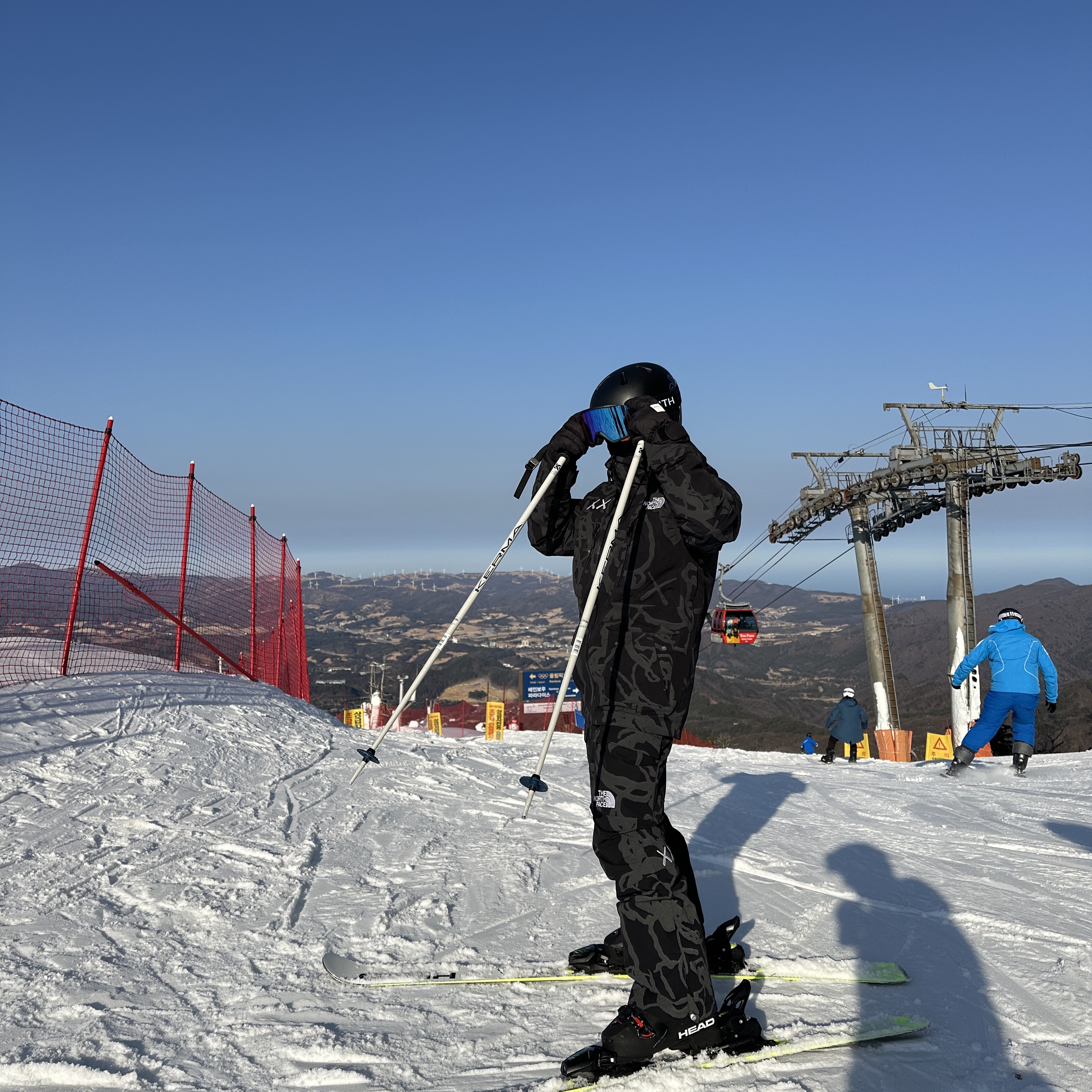 The North Face x Kaws Freeride Jacket Black Dragline Print, The North Face x Kaws Freeride Bib Black Dragline Print 착용 스타일