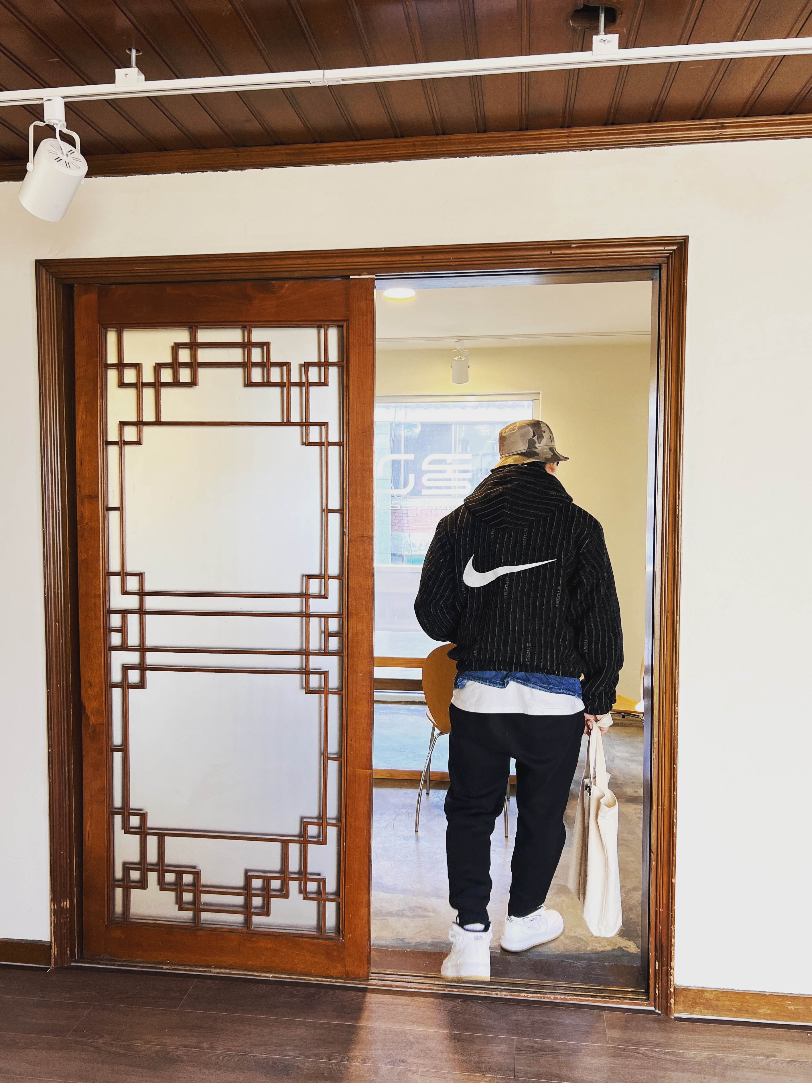 Nike Air Force 1 Mid QS NYC White Midnight Navy, Nike x Stussy NRG Striped Wool Jacket Black (DR4023-010) 착용 스타일