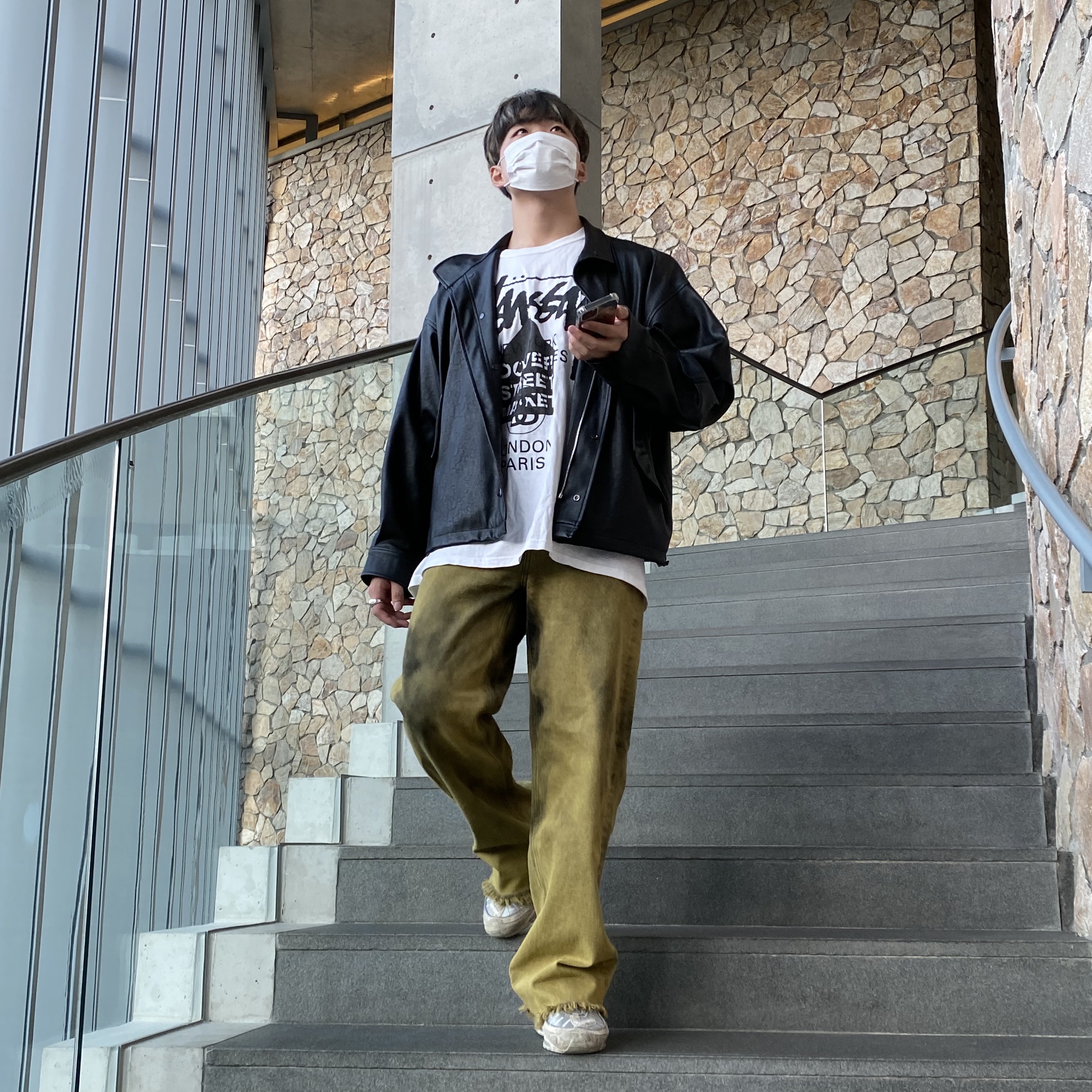 Stussy DSM World Tour T-Shirt White, Nike x Supreme Air Max 98 Snakeskin 착용 스타일