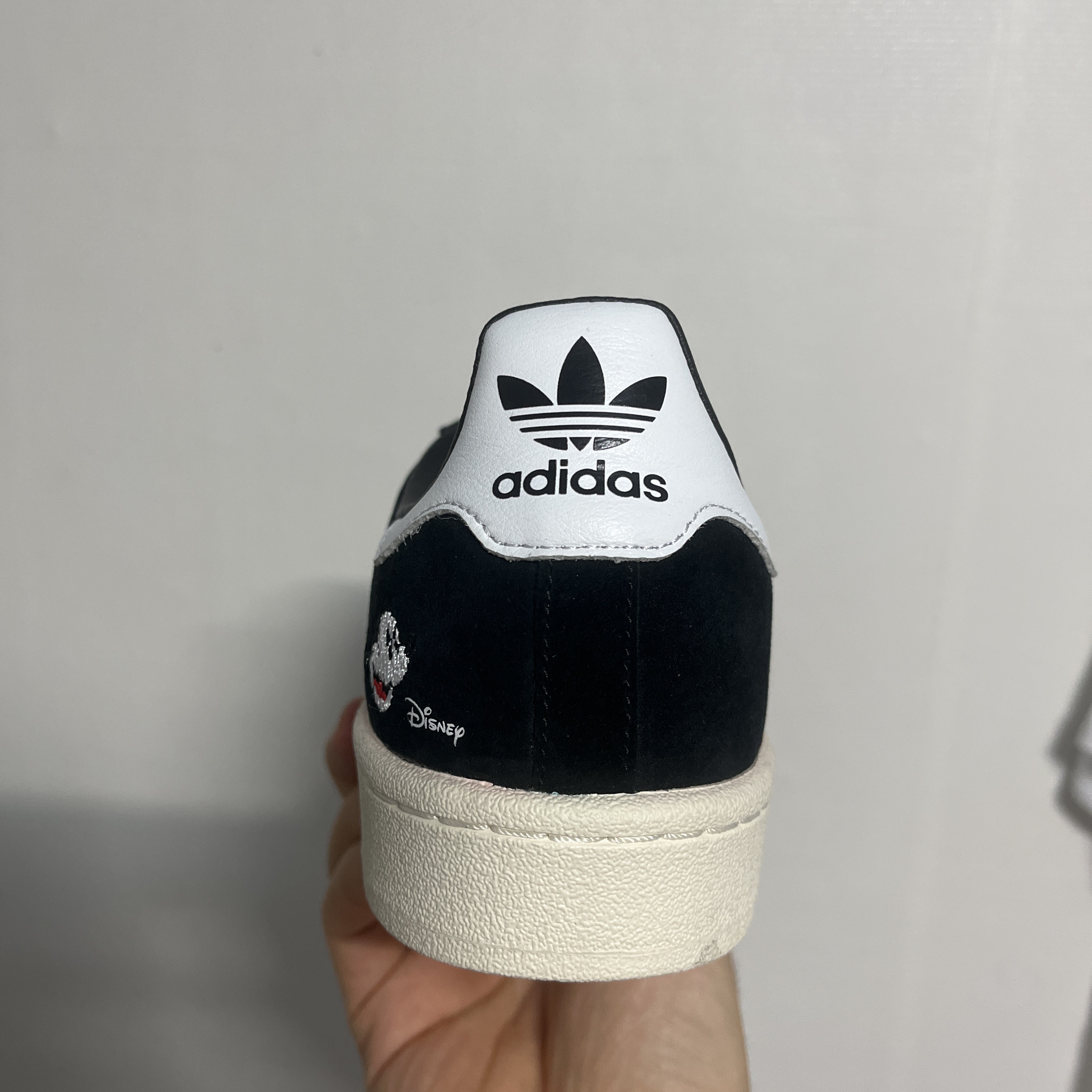 Adidas x Disney Campus Core Black Cloud White 착용 스타일 - 3