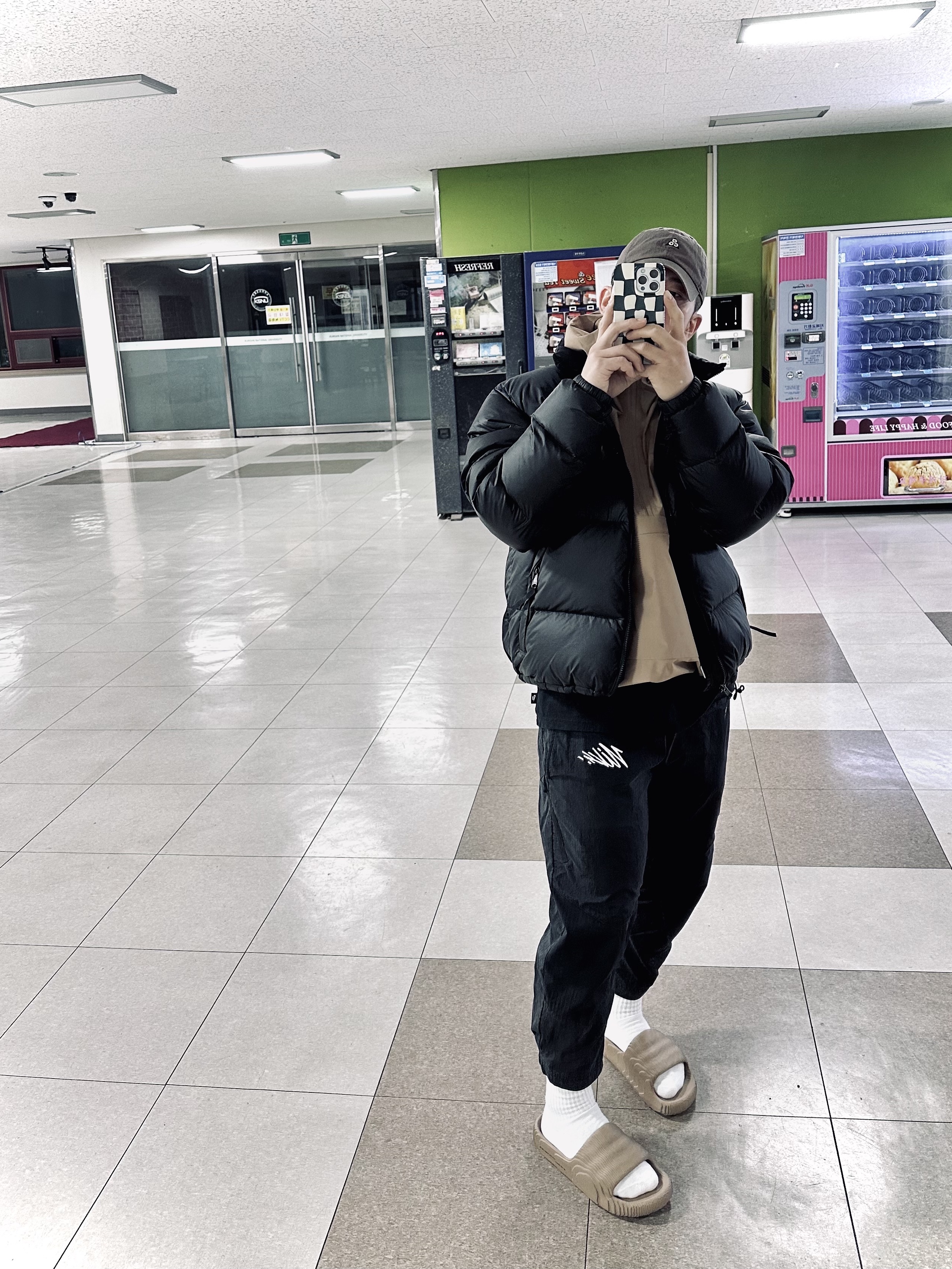 Adidas Adilette 22 Cardboard, Nike ACG Storm-Fit ADV Cascade Rain Jacket Dark Driftwood- Asia μ°©μ© μ€νμΌ