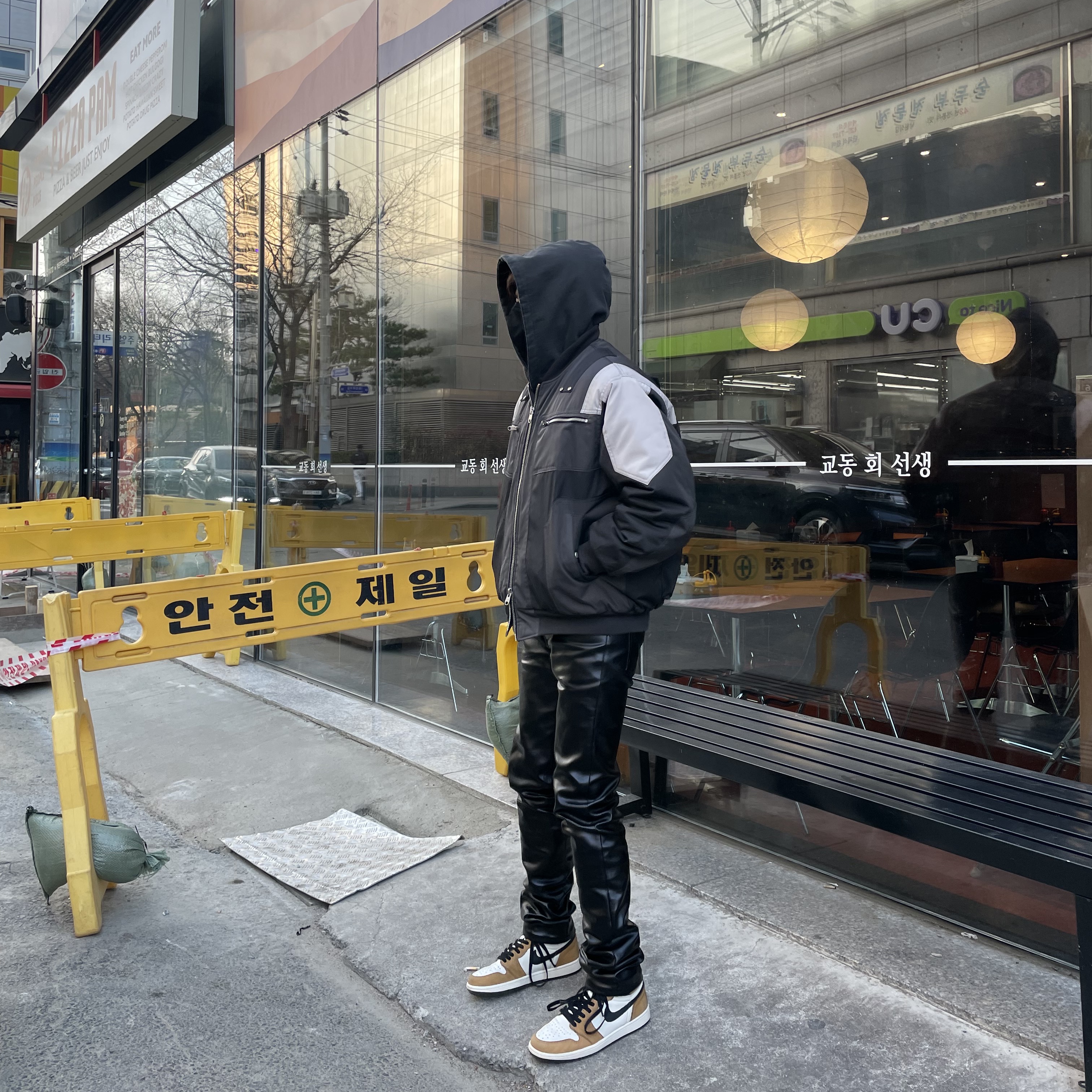 Undermycar Etle Slim Fit Glossy Film Coated Jeans Black Ink - 22FW, Undermycar Wani Kame Multi Block Pocket Turtle Bomber Driftwood - 22FW 착용 스타일 - 1