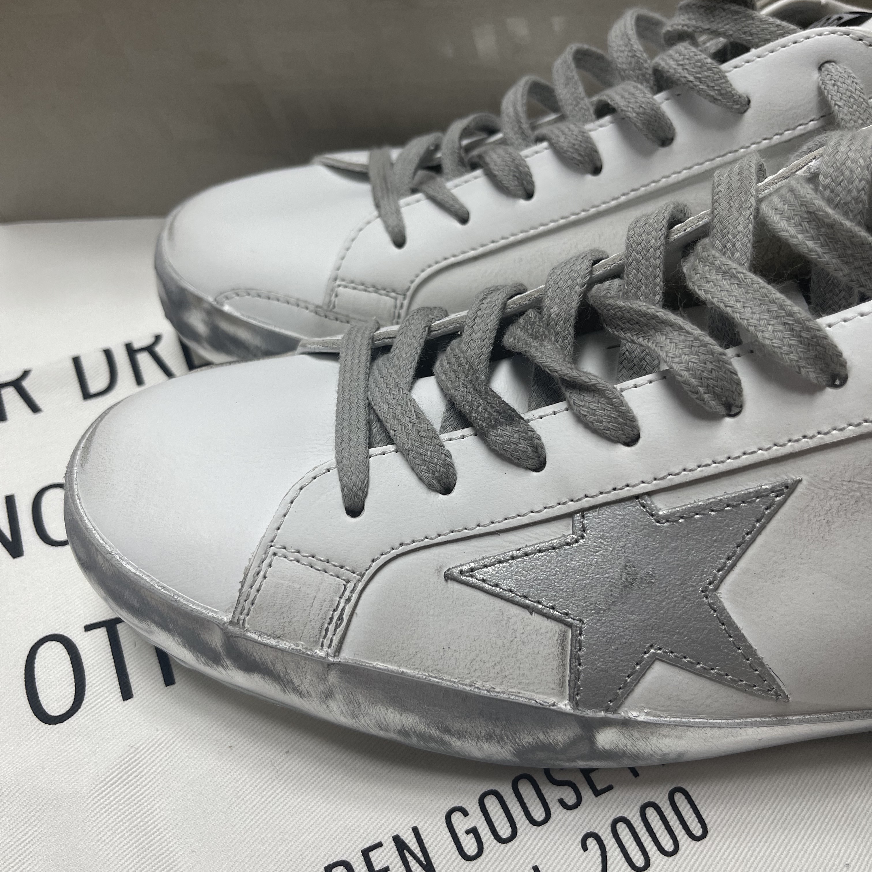 Golden Goose Superstar White Silver Heel Tab Sneakers 착용 스타일