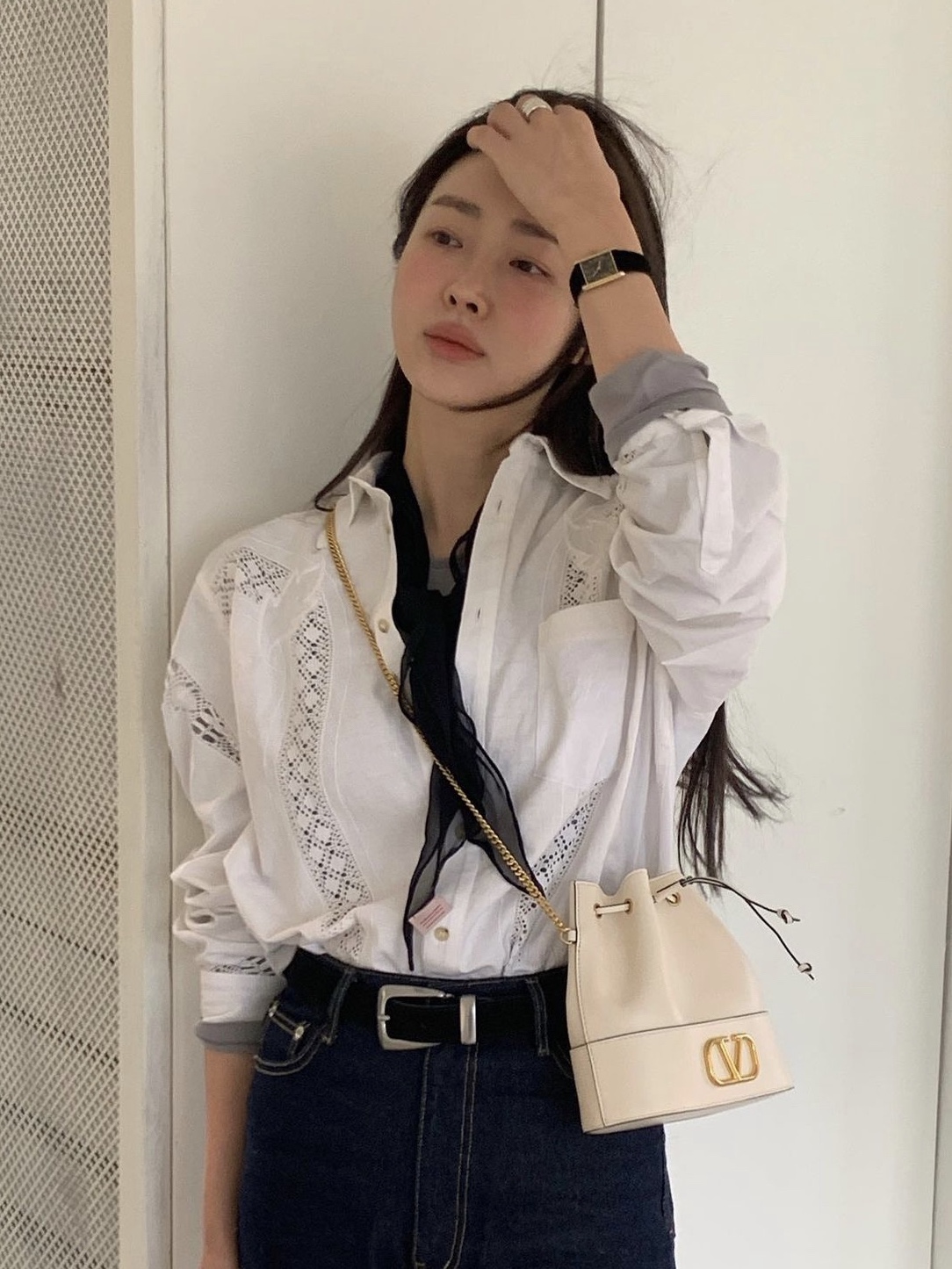 Valentino Vlogo Signature Nappa Mini Bucket Bag with Chain Light Ivory 착용 스타일 - 2