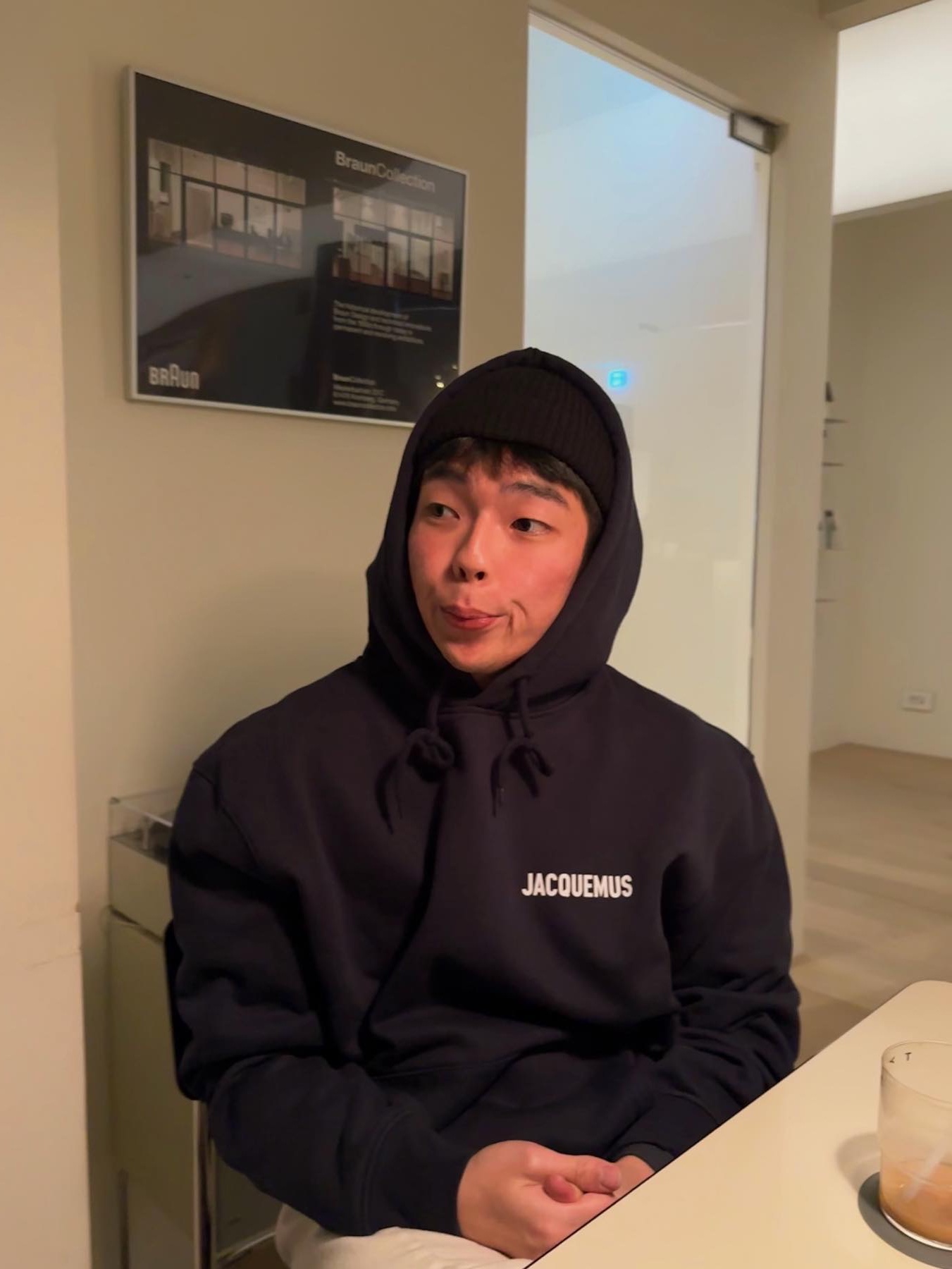 Jacquemus Le Sweatshirt Printed Logo Hoodie Dark Navy, Jacquemus Le Sweatshirt Printed Logo Hoodie Grey 착용 스타일