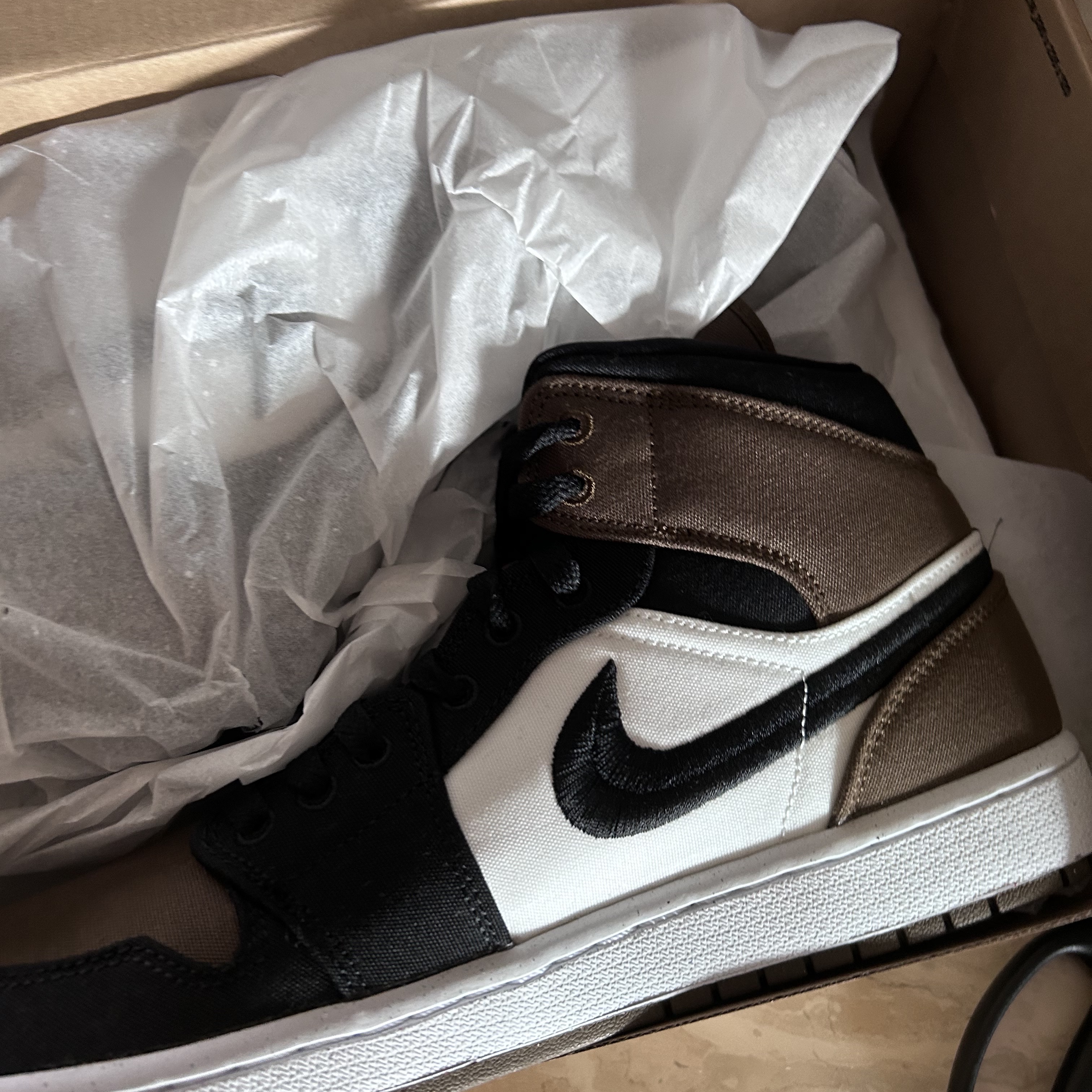 (W) Jordan 1 Mid SE Light Olive Black 착용 스타일
