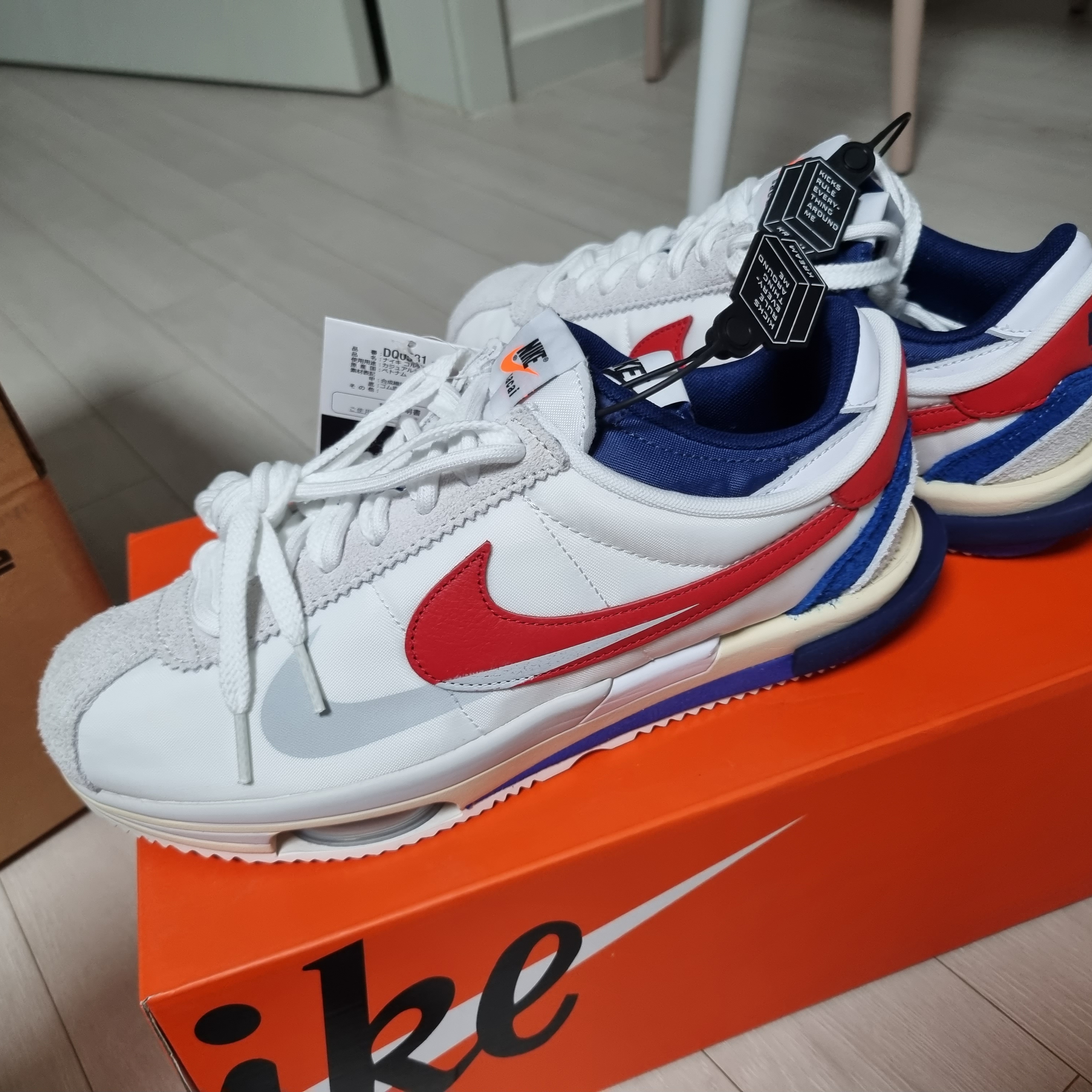 Nike x Sacai Zoom Cortez SP White and University Red 착용 스타일