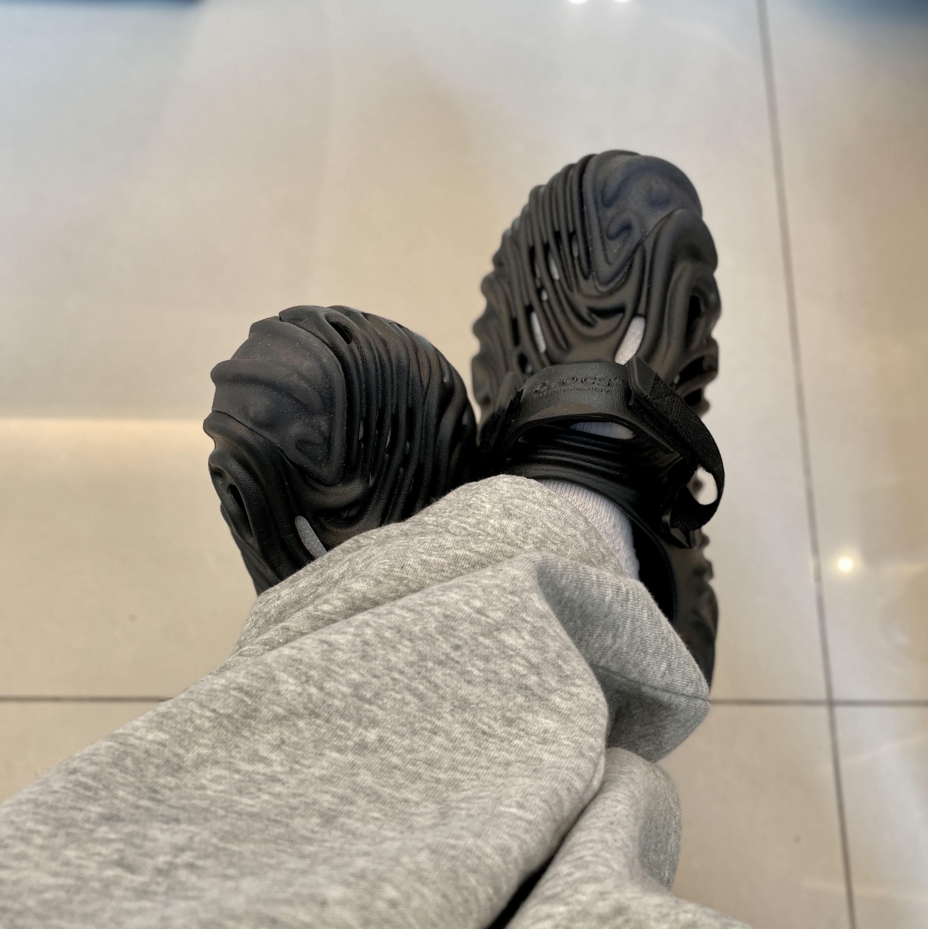 Crocs x Salehe Bembury Pollex Clog Sasquatch 착용 스타일
