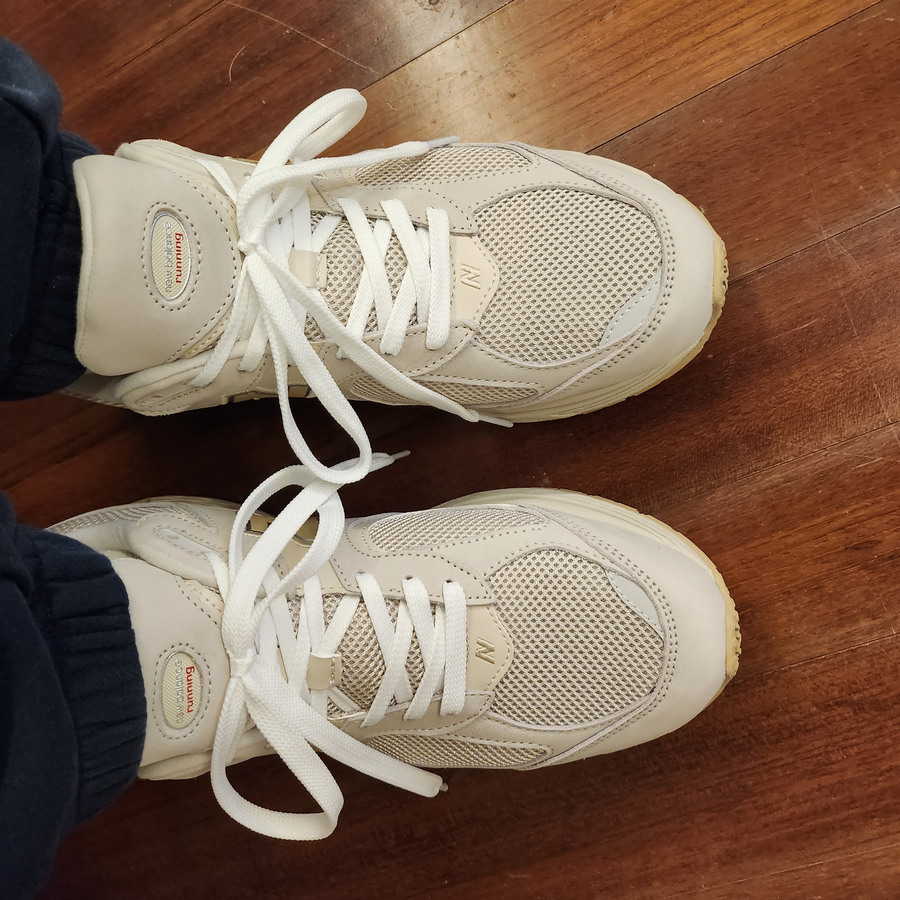 New Balance 2002R Beige 착용 스타일 - 1