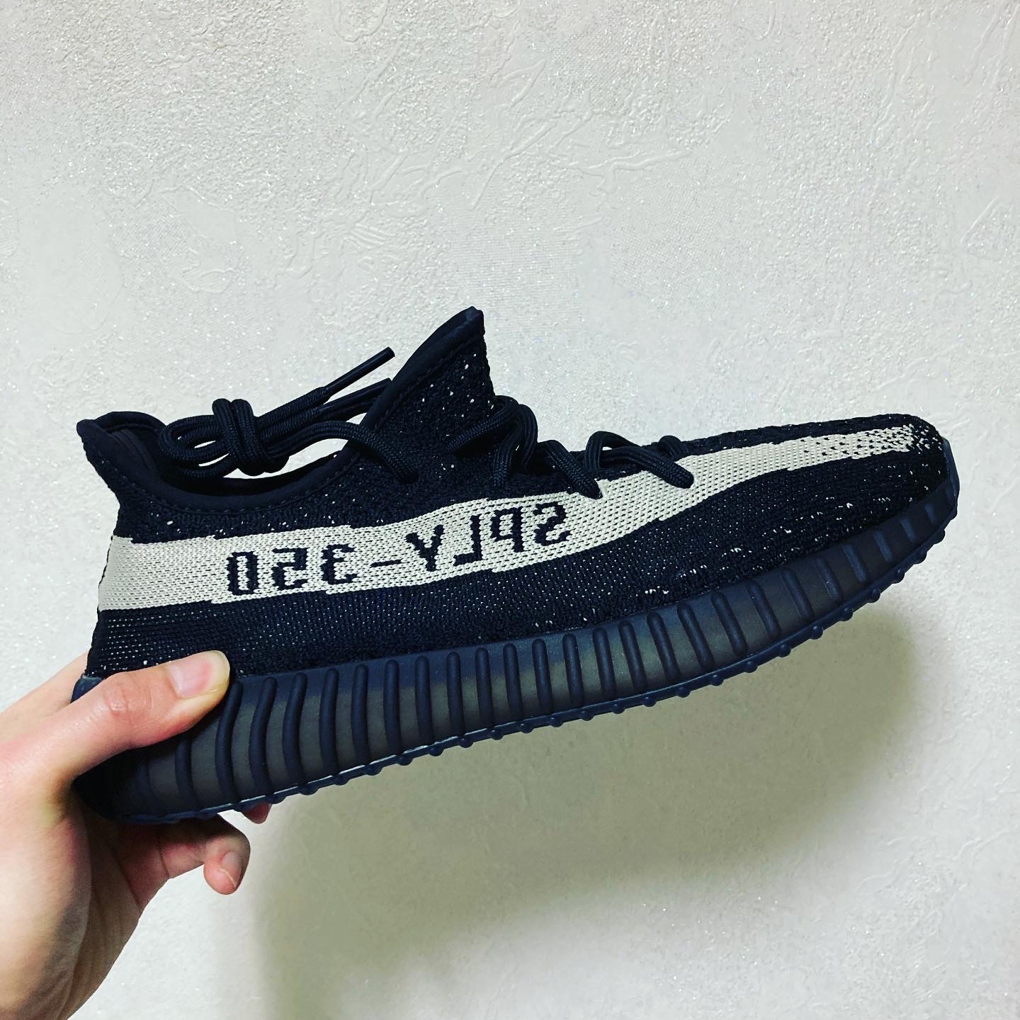Adidas Yeezy Boost 350 V2 Core Black White 2022 착용 스타일