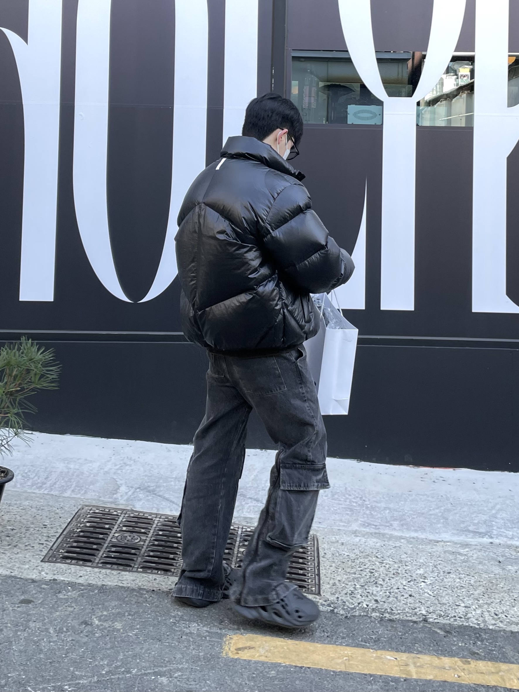 Adidas Yeezy Foam RNNR Onyx 착용 스타일 - 2
