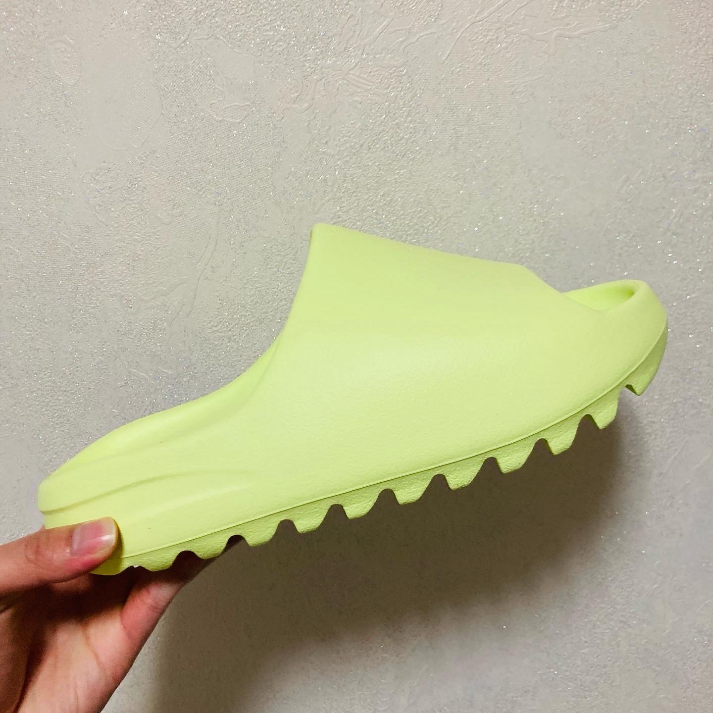 Adidas Yeezy Slide Glow Green 2022/2023 착용 스타일