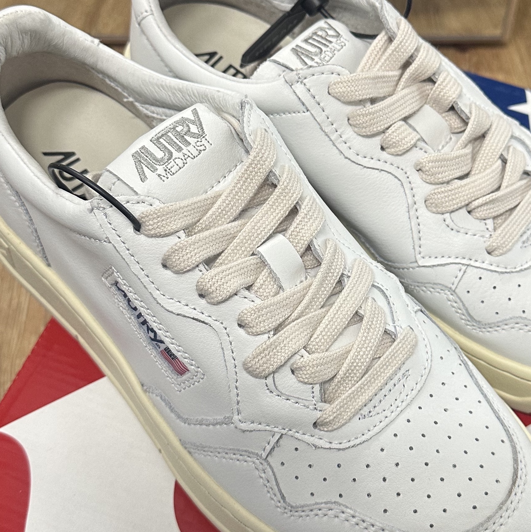 (W) Autry Medalist Low Leather Sneakers White 착용 스타일
