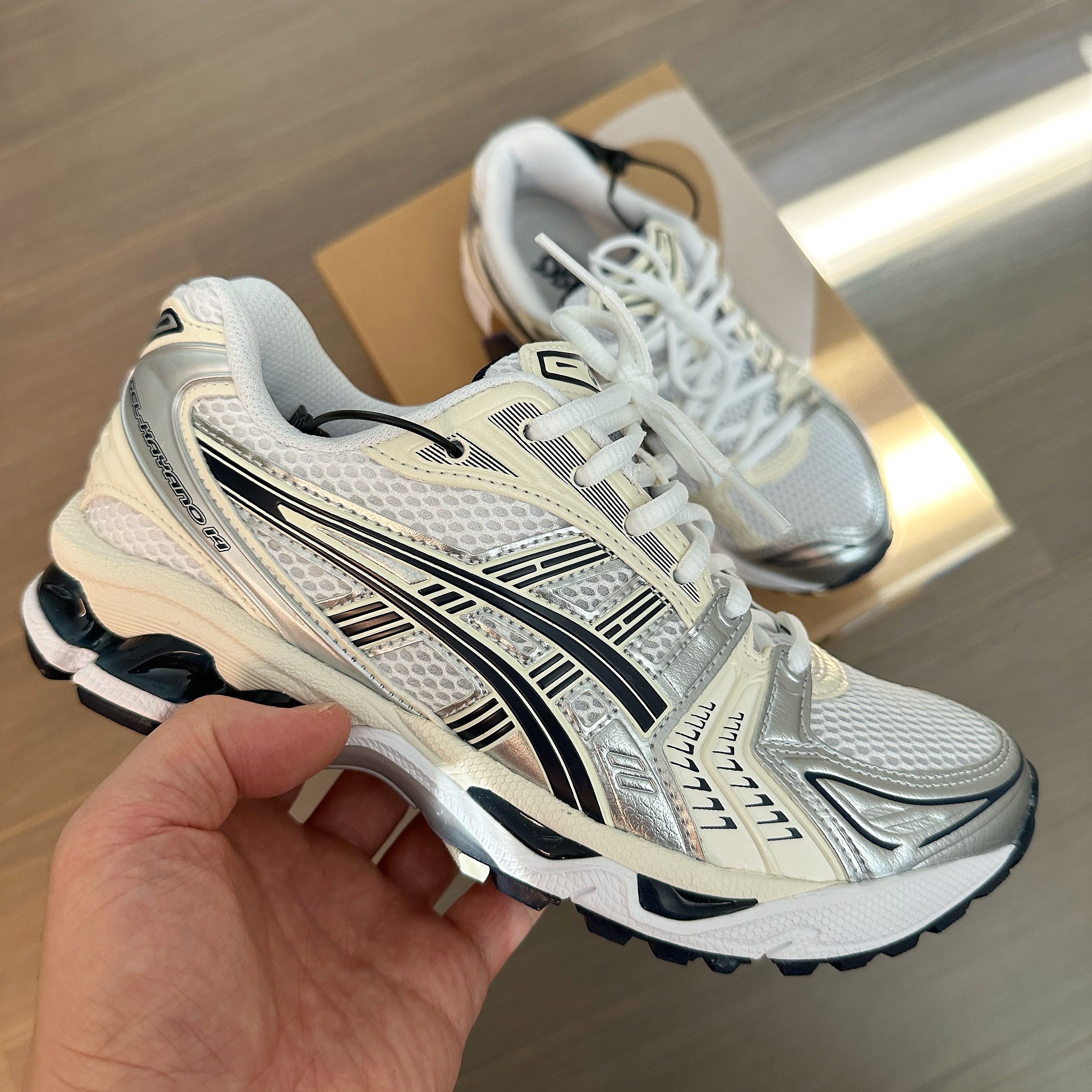 (W) Asics Gel-Kayano 14 White Midnight 착용 스타일