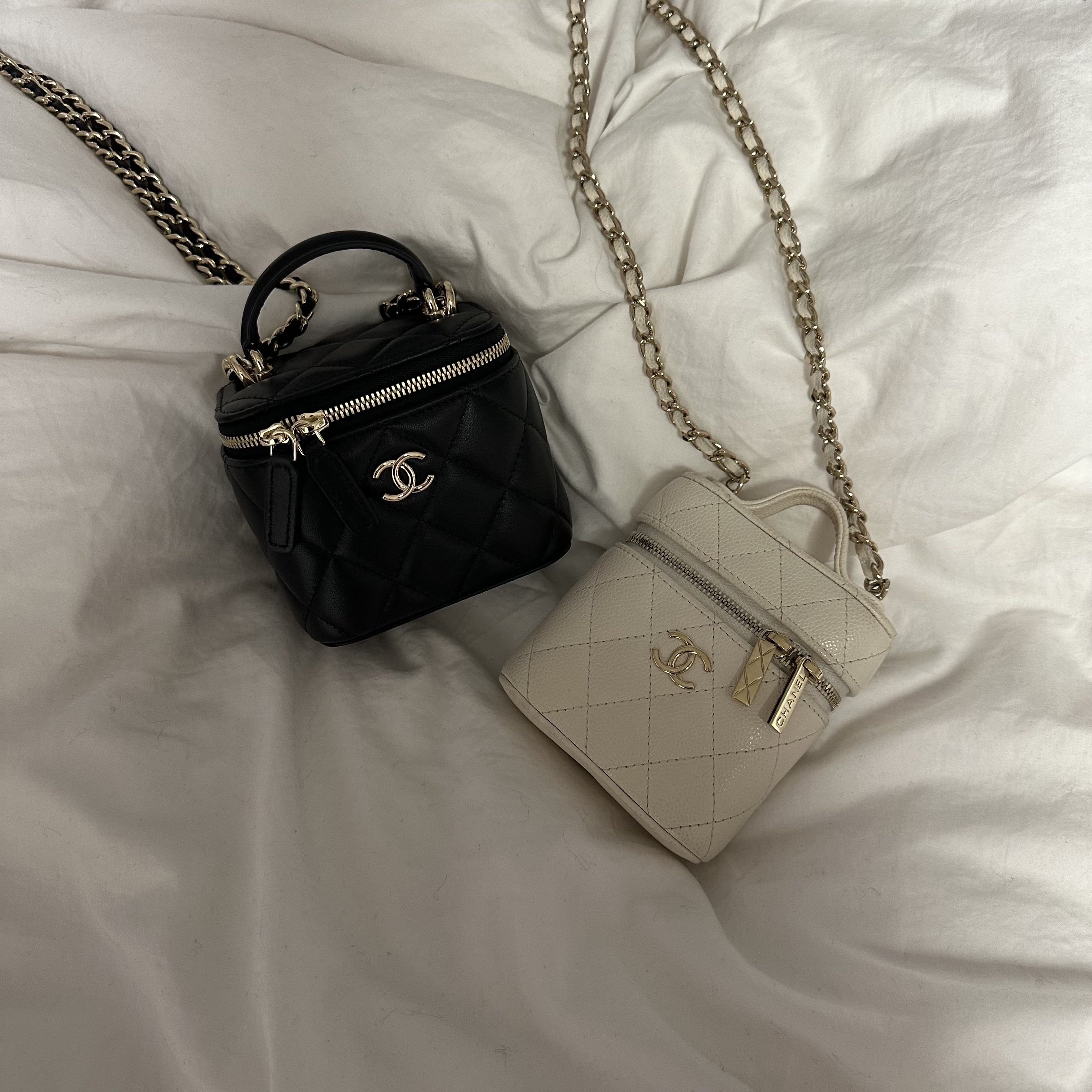 Chanel Small Vanity With Chain Lambskin & Gold Black, Chanel Small Vanity with Chain Grained Calfskin & Gold White 착용 스타일