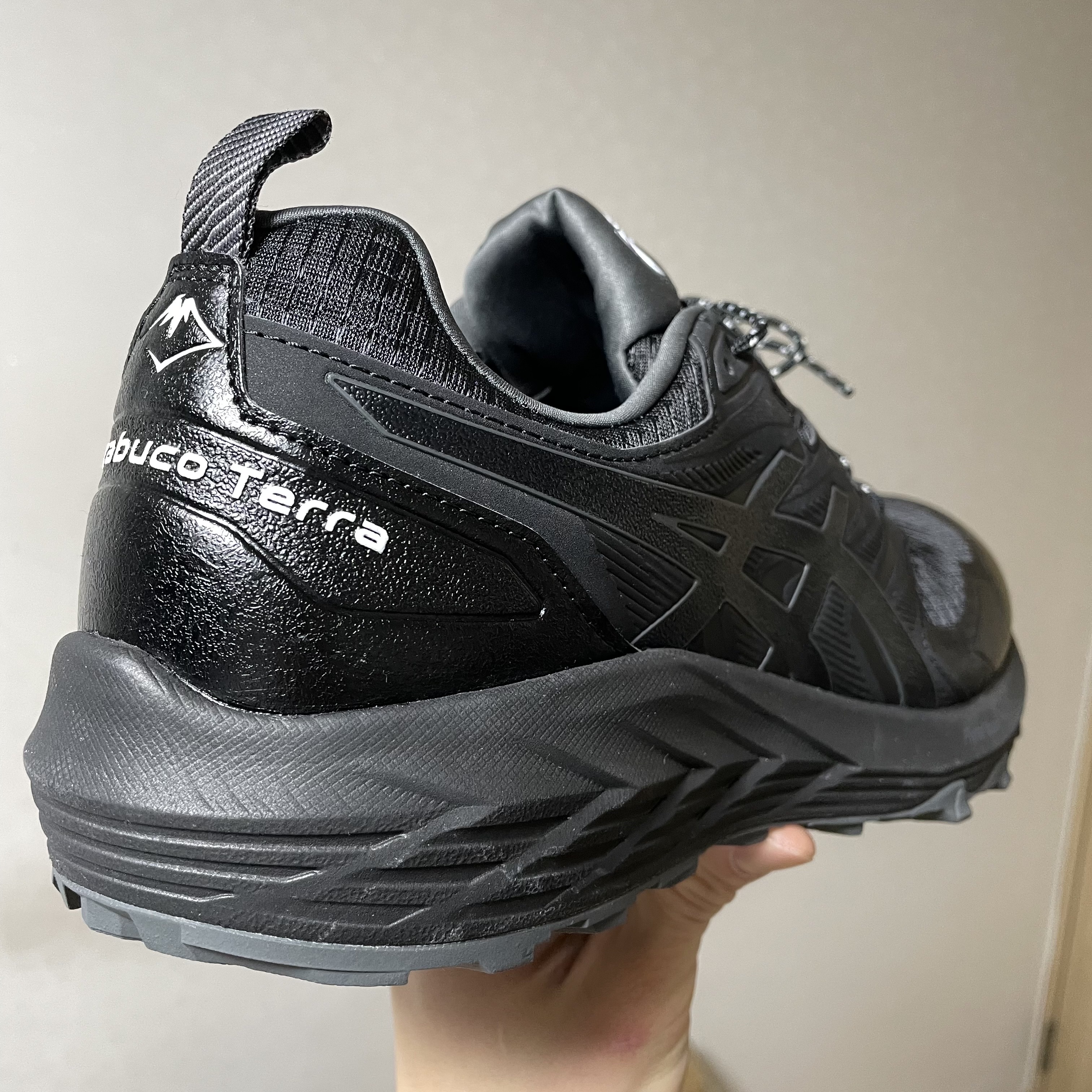 Asics Gel-Trabuco Terra Black Dark Grey 착용 스타일 - 2