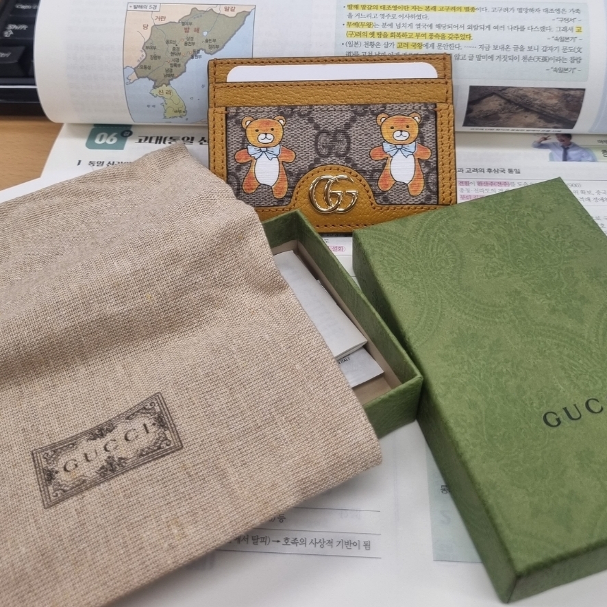 Gucci x Kai Card Case Beige 착용 스타일 - 2