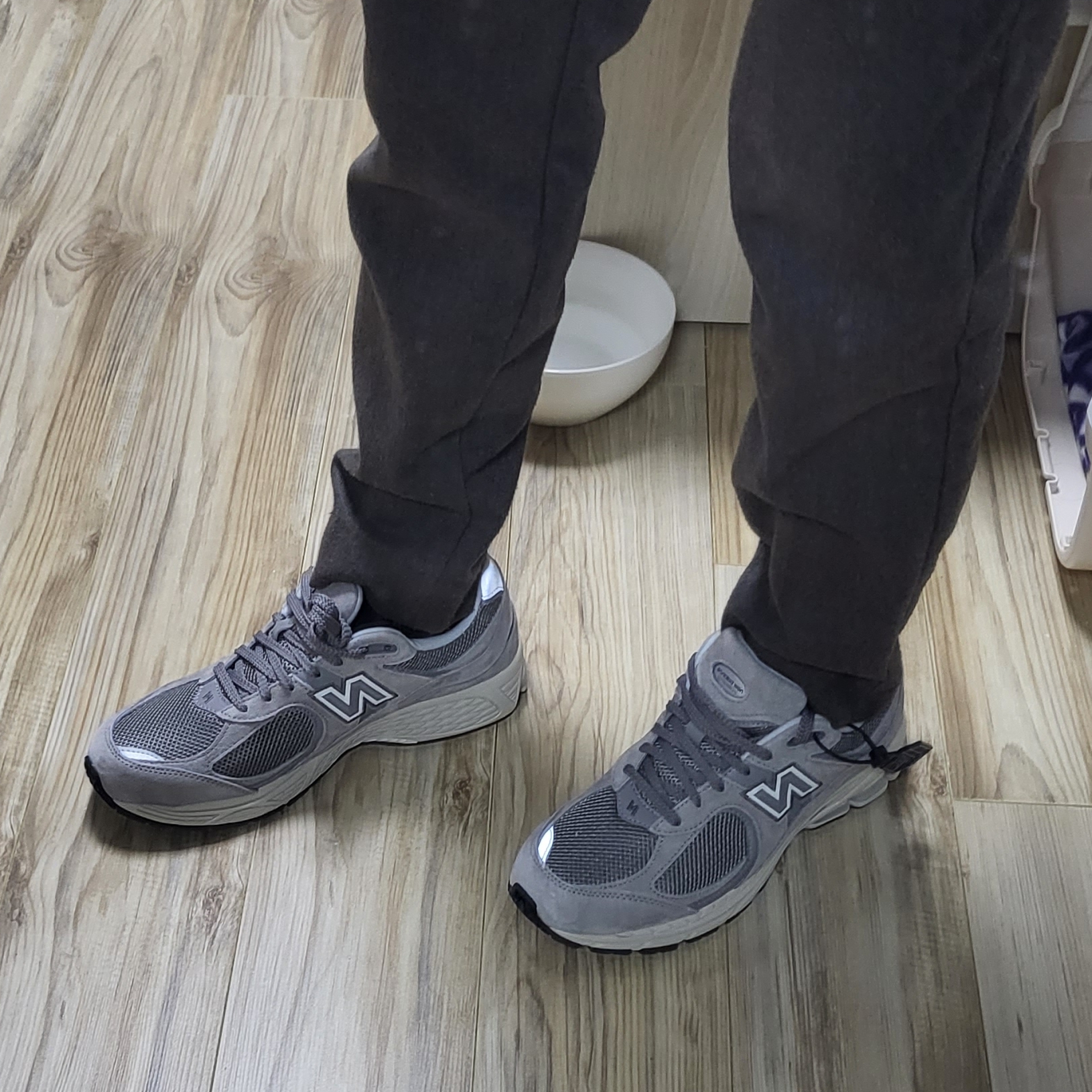 New Balance 2002R Grey 착용 스타일