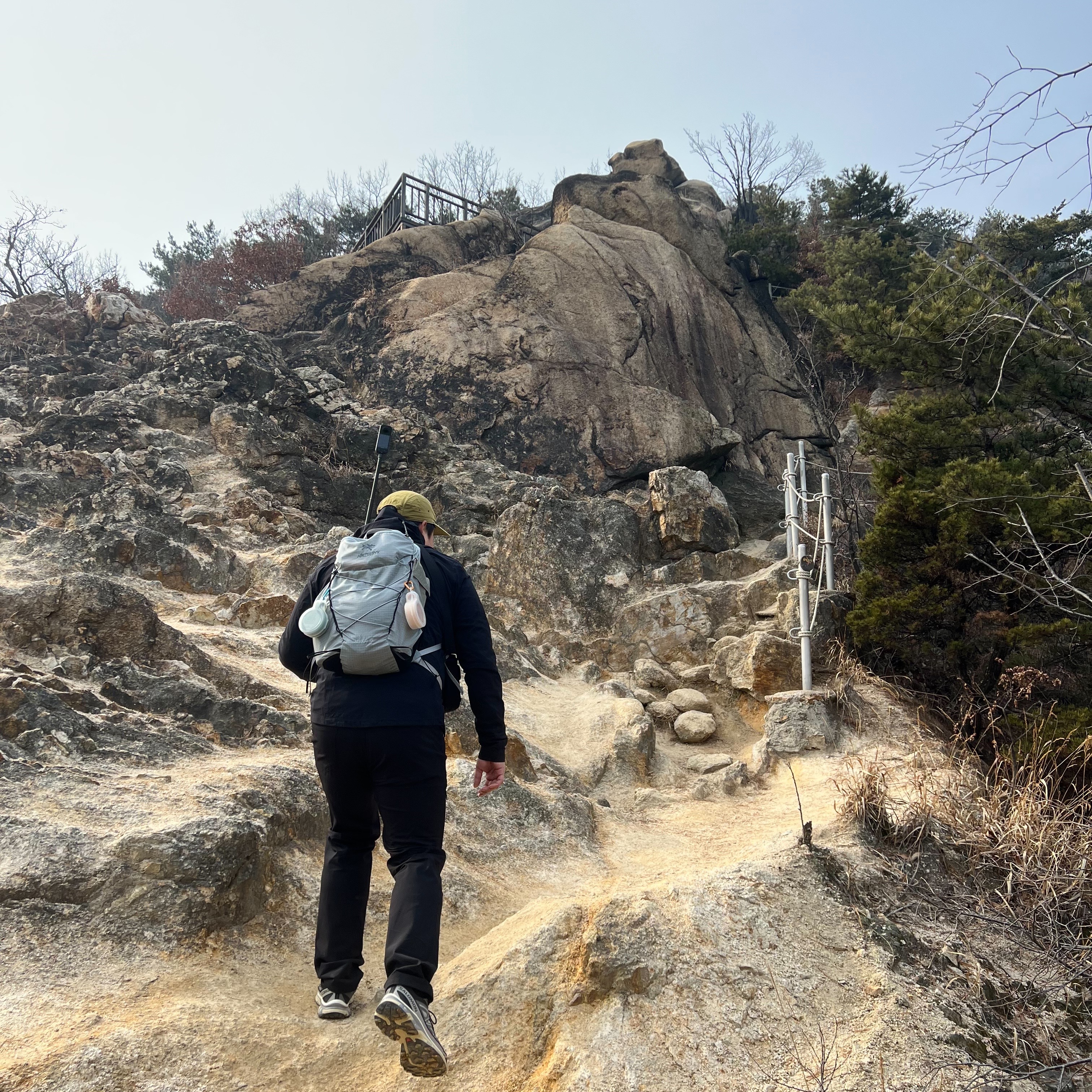 Arc'teryx Aerios 15 Backpack Pixel, Salomon XT-6 Expanse Alloy Quiet Shade 착용 스타일