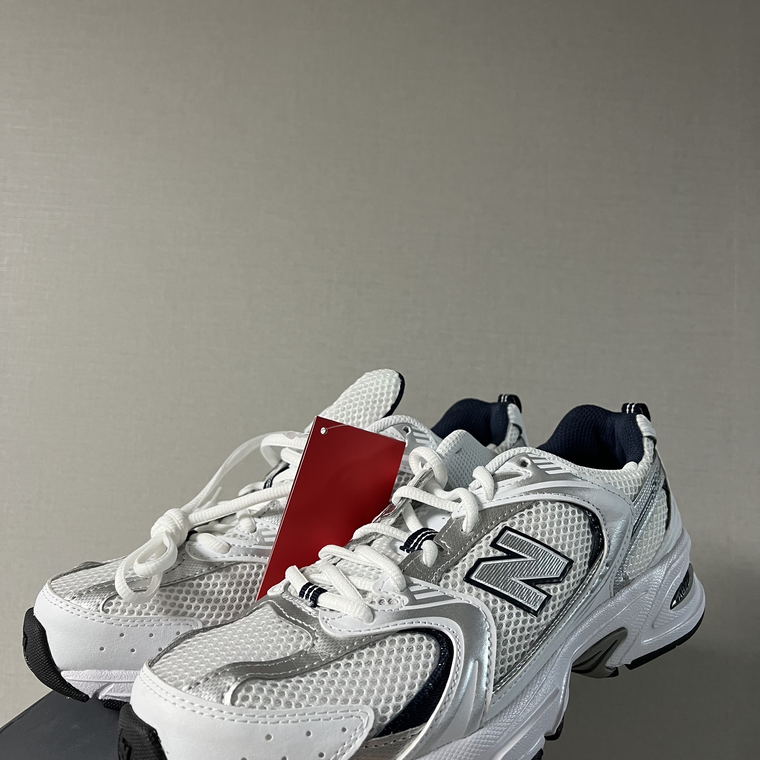 New Balance 530 White 착용 스타일