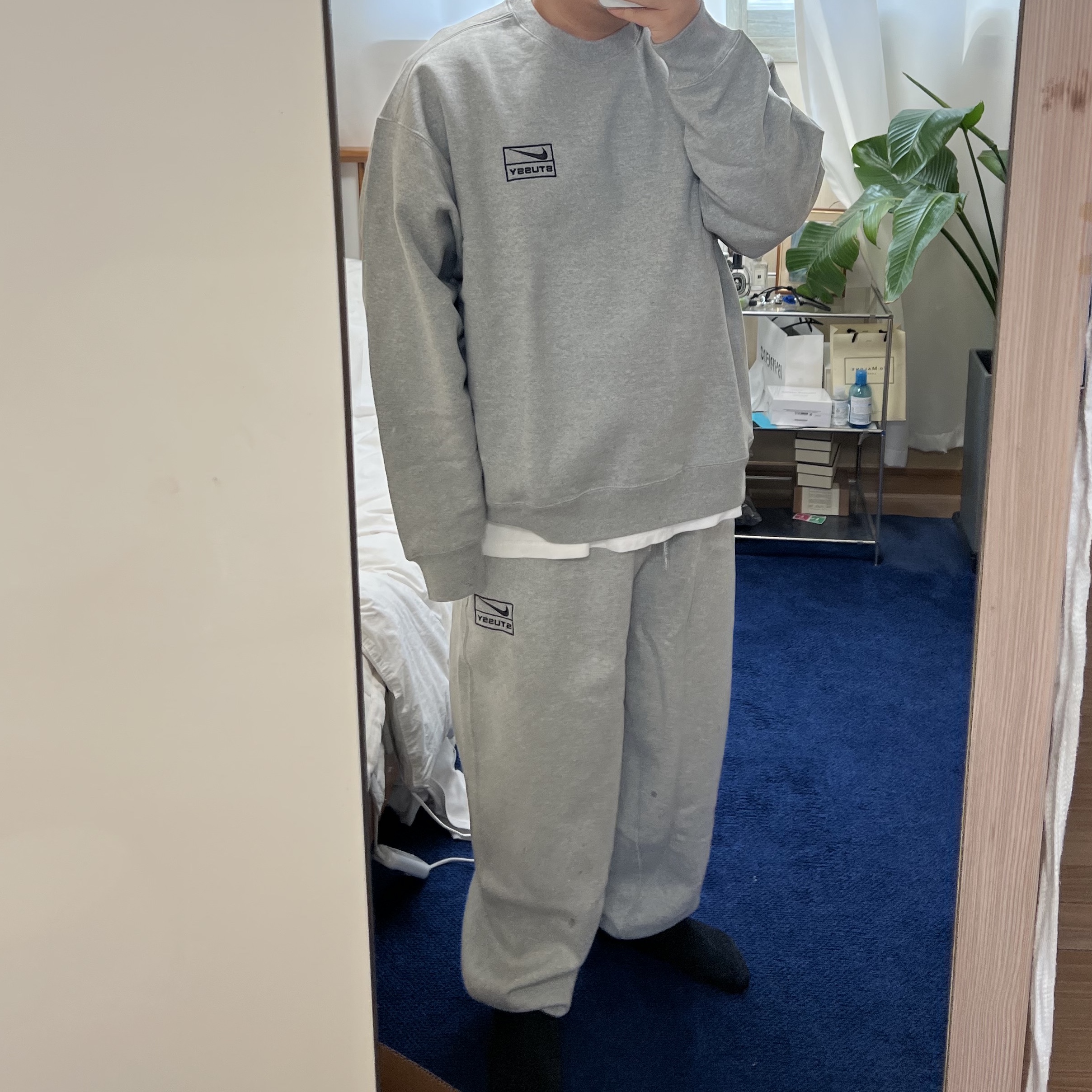 Nike x Stussy NRG Fleece Crewneck Dark Grey Heather (DO9337-063), Nike x Stussy NRG Fleece Pants Dark Grey Heather (DO9340-063) 착용 스타일 - 1