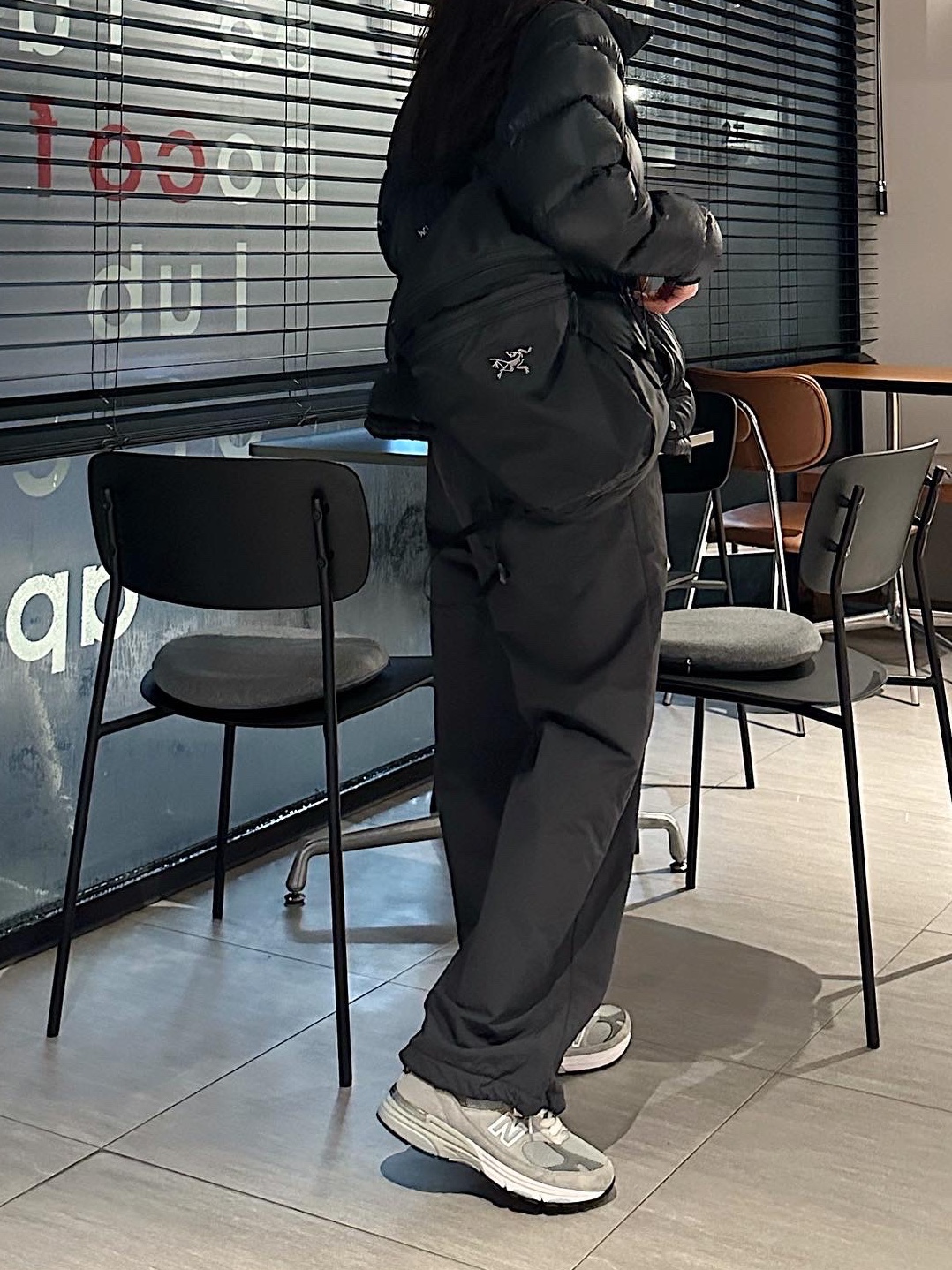 Arc'teryx Heliad 15 Backpack Black, (W) New Balance 993 Made in USA Grey - B Standard 착용 스타일 - 3