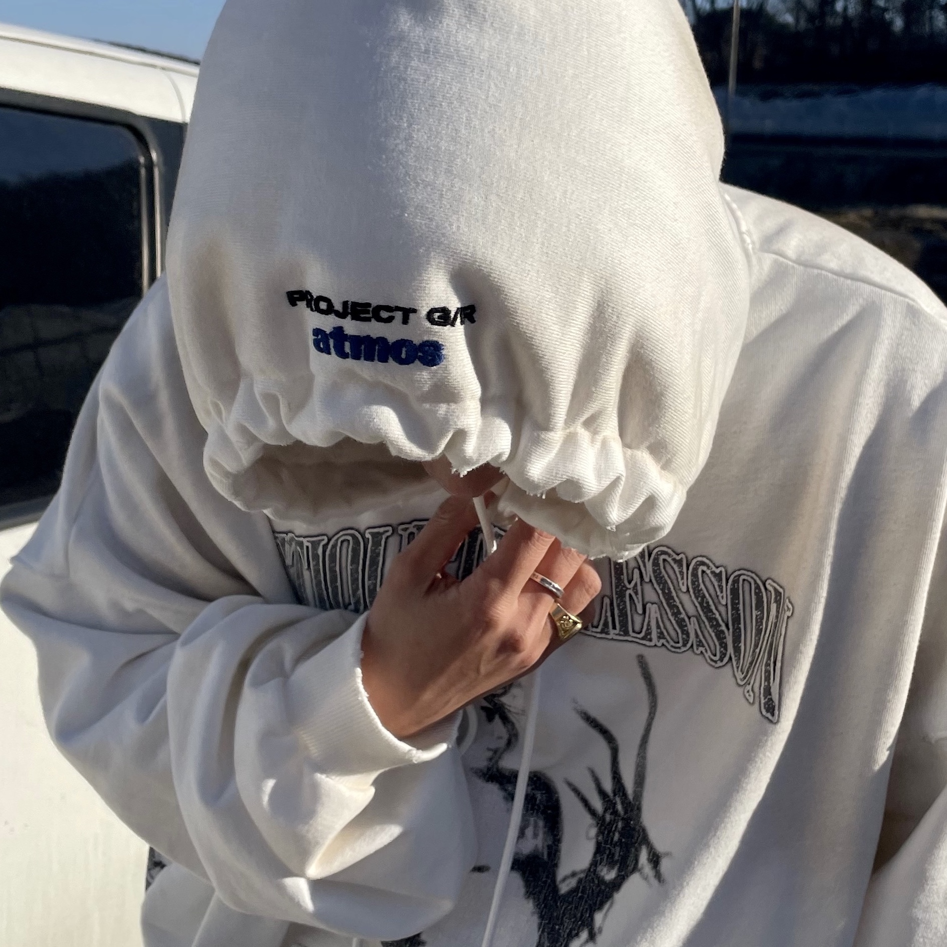 New Era x Murakami Takashi Ohana Unstructured Cap Black, Project G/R x Atmos Etiquette Lesson Vintage Washed Hoodie White 착용 스타일 - 3